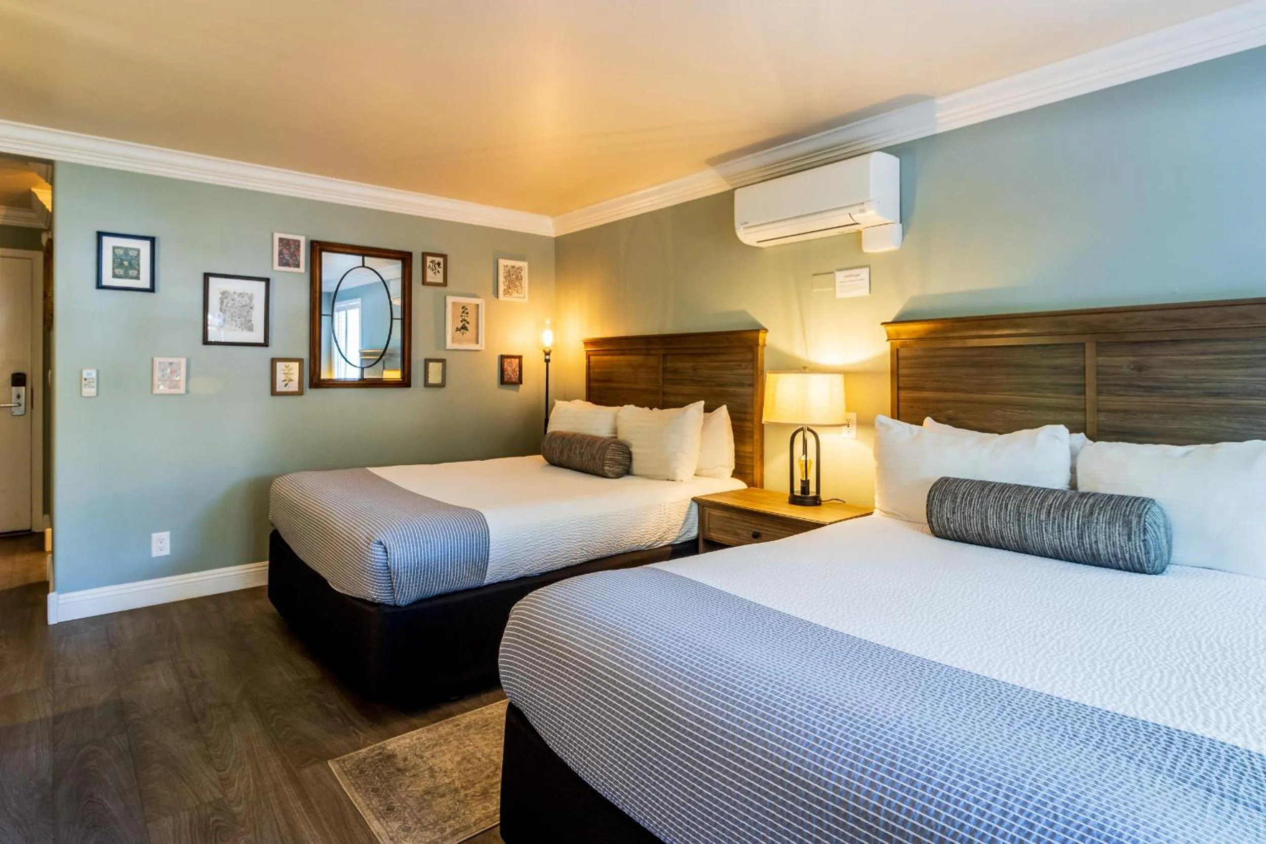 Bed in Cambria Pines Lodge