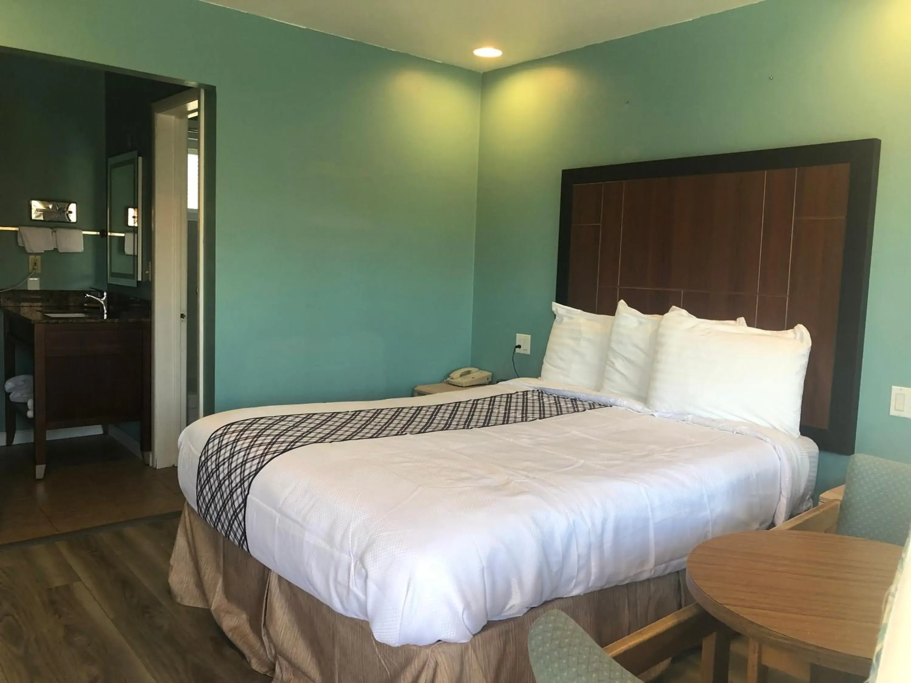 Queen Room in Bestway Inn Queen Room in Bestway Inn