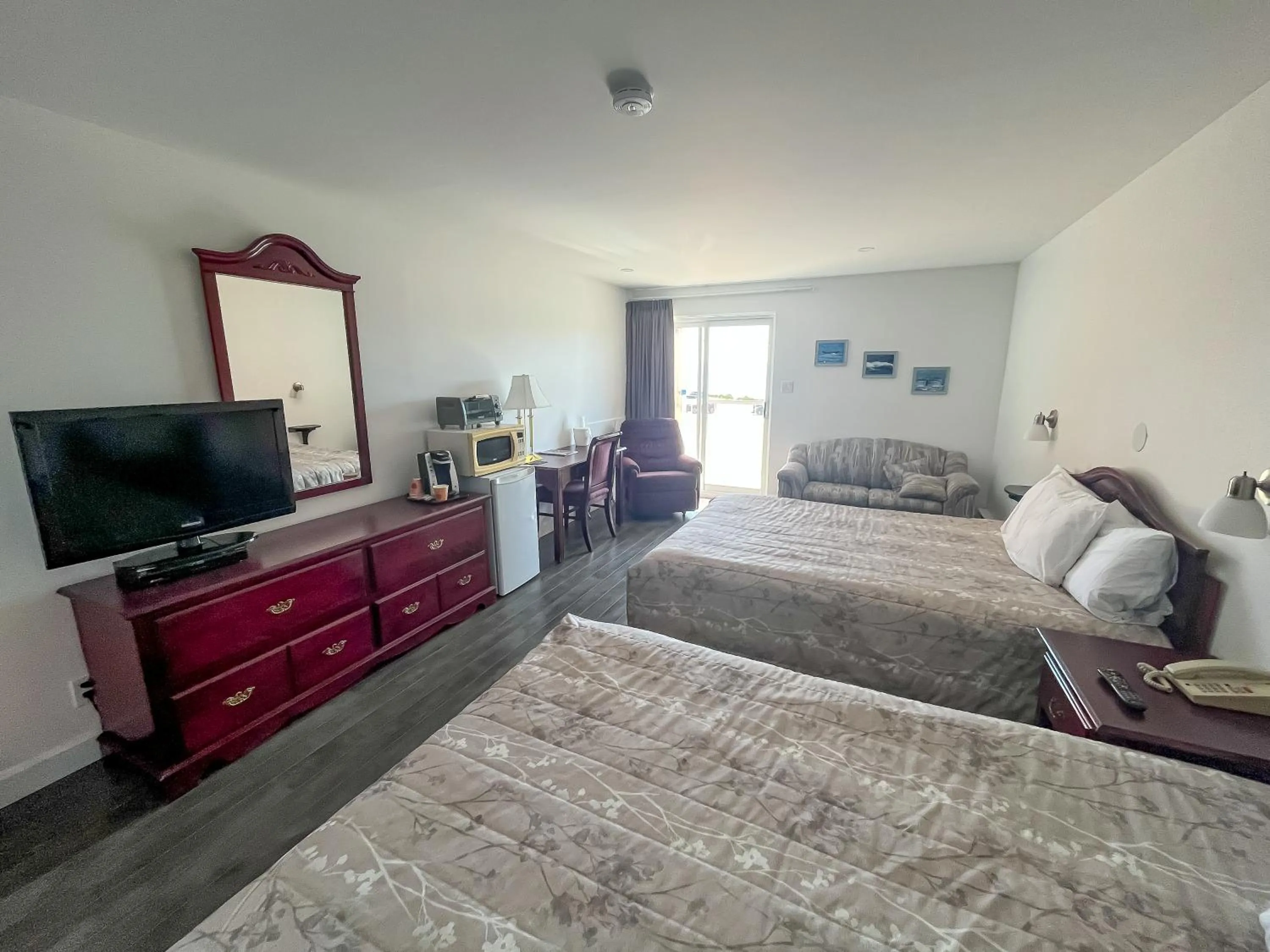 Photo of the whole room, Bed in Complexe Hotelier Escoumins