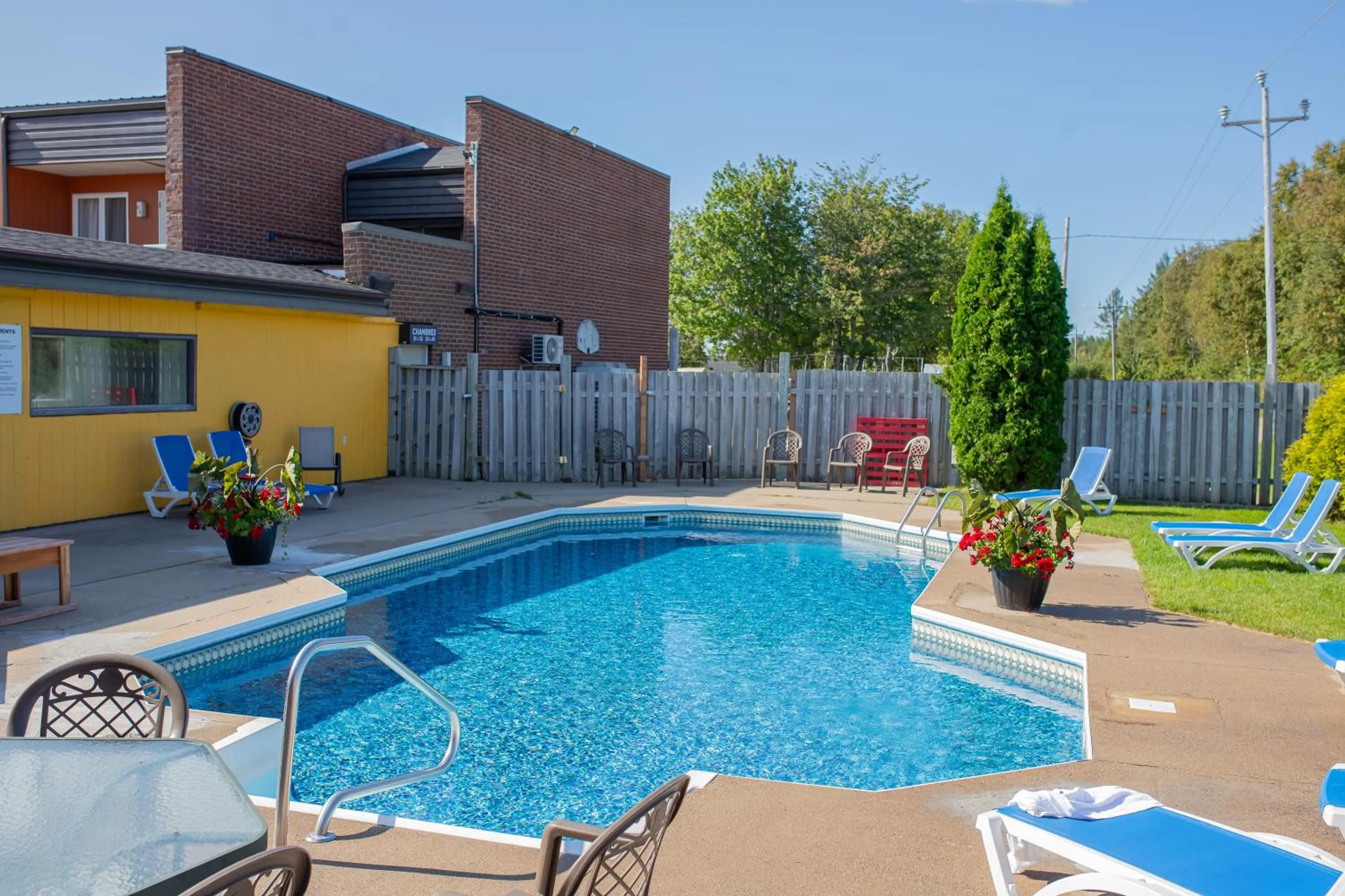 Swimming pool in Complexe Hotelier Escoumins