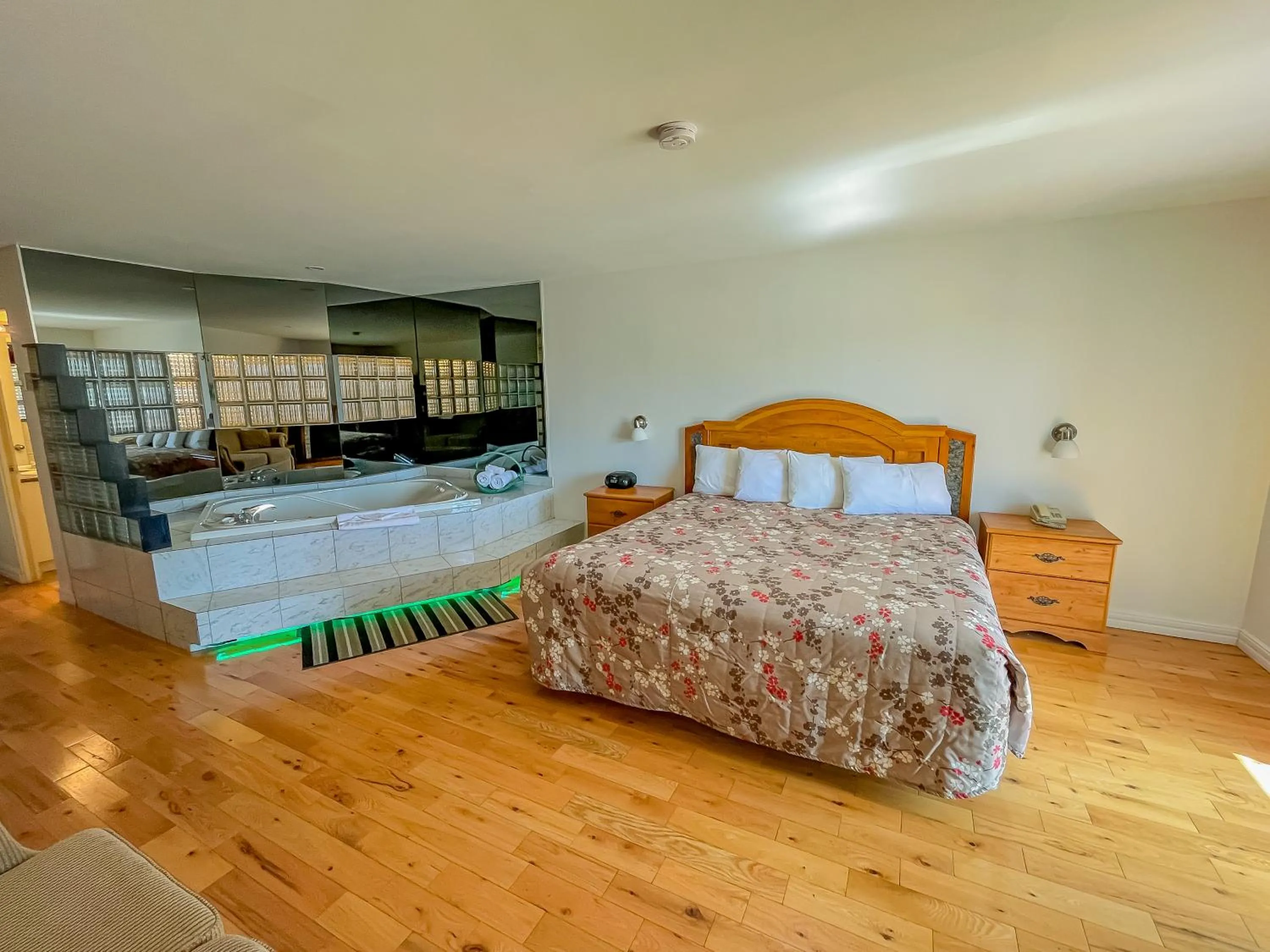 Photo of the whole room, Bed in Complexe Hotelier Escoumins