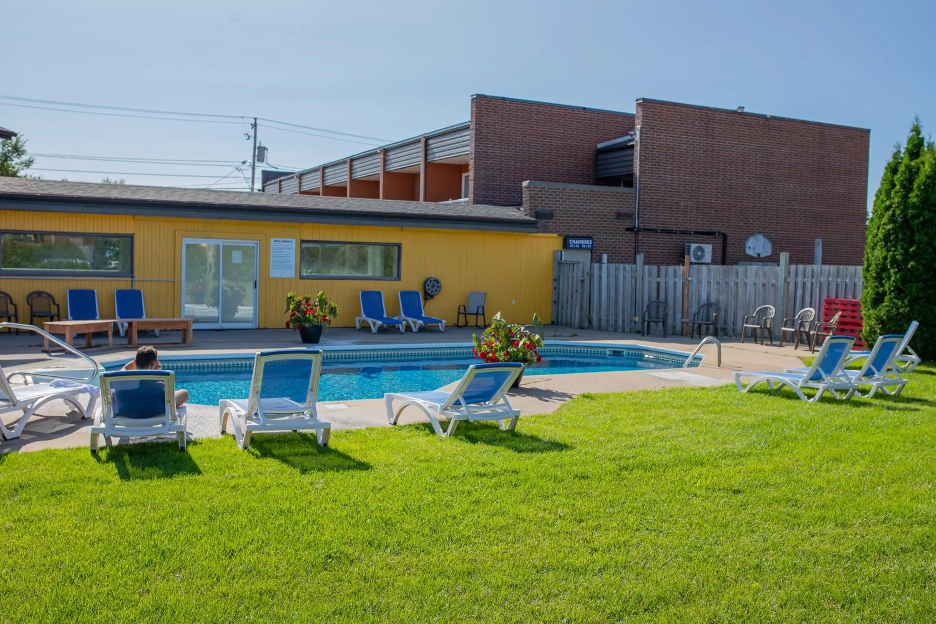 Swimming pool in Complexe Hotelier Escoumins