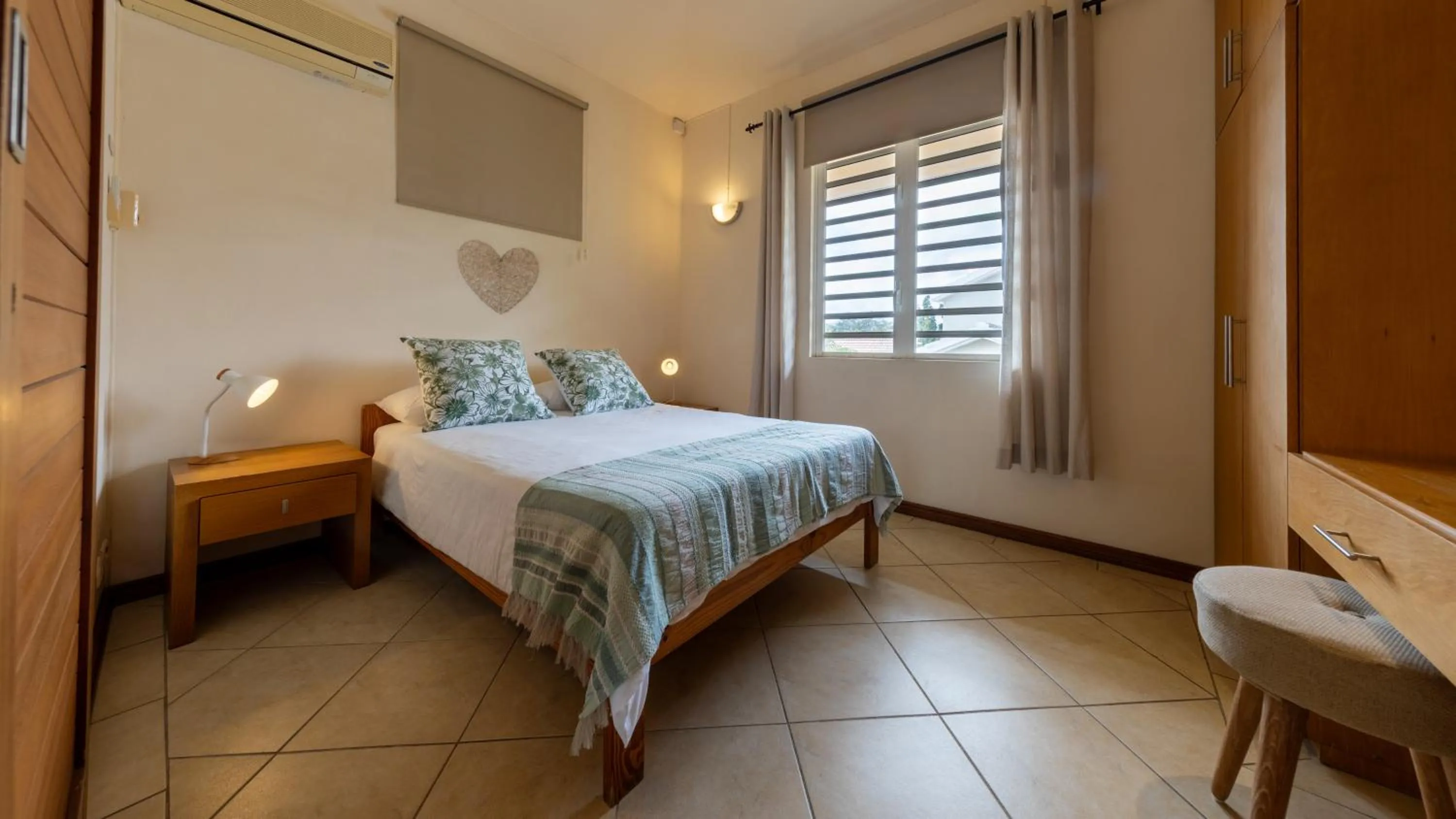 Bedroom, Bed in Villa Bayswater
