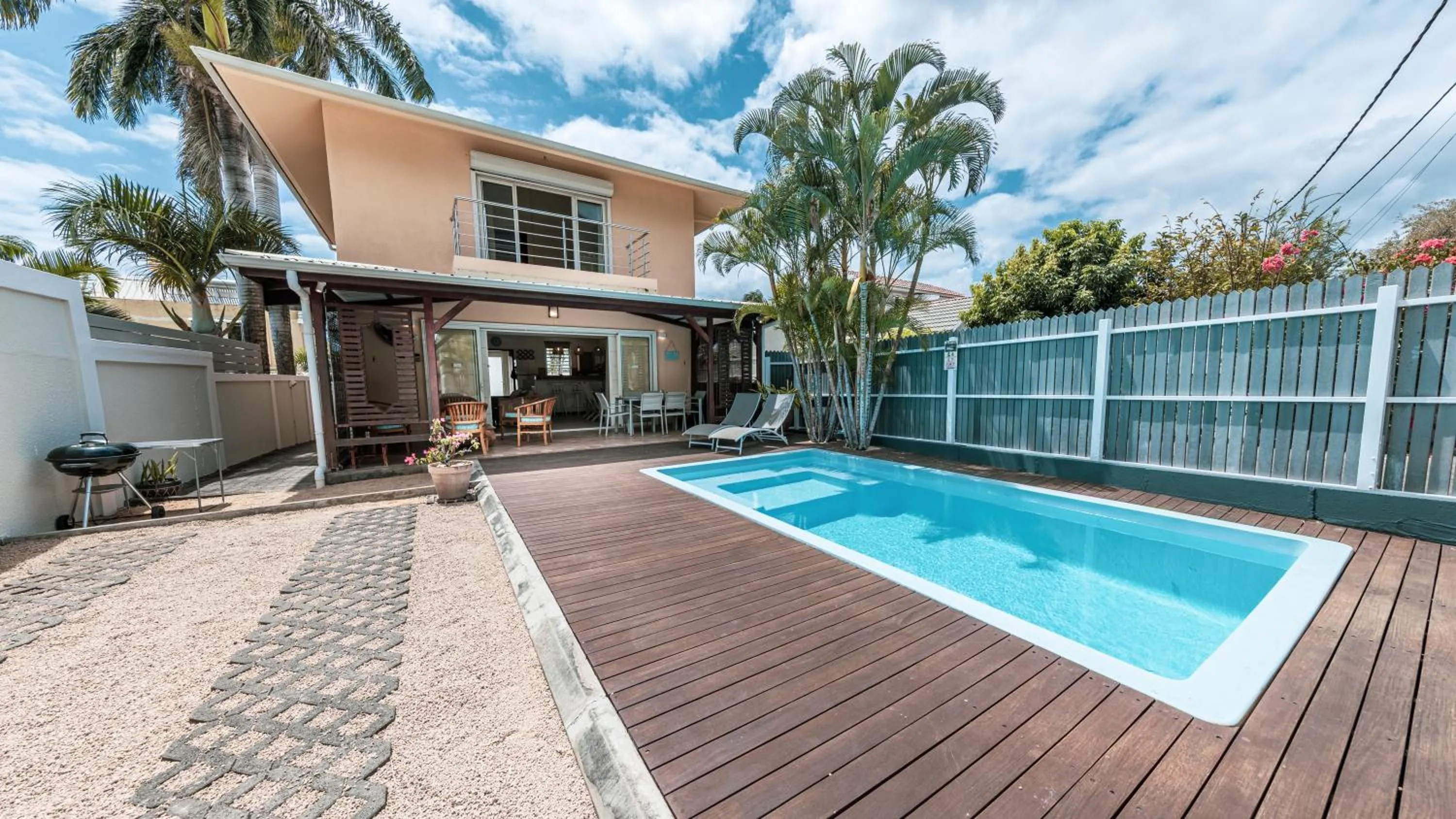 Swimming pool in Villa Bayswater