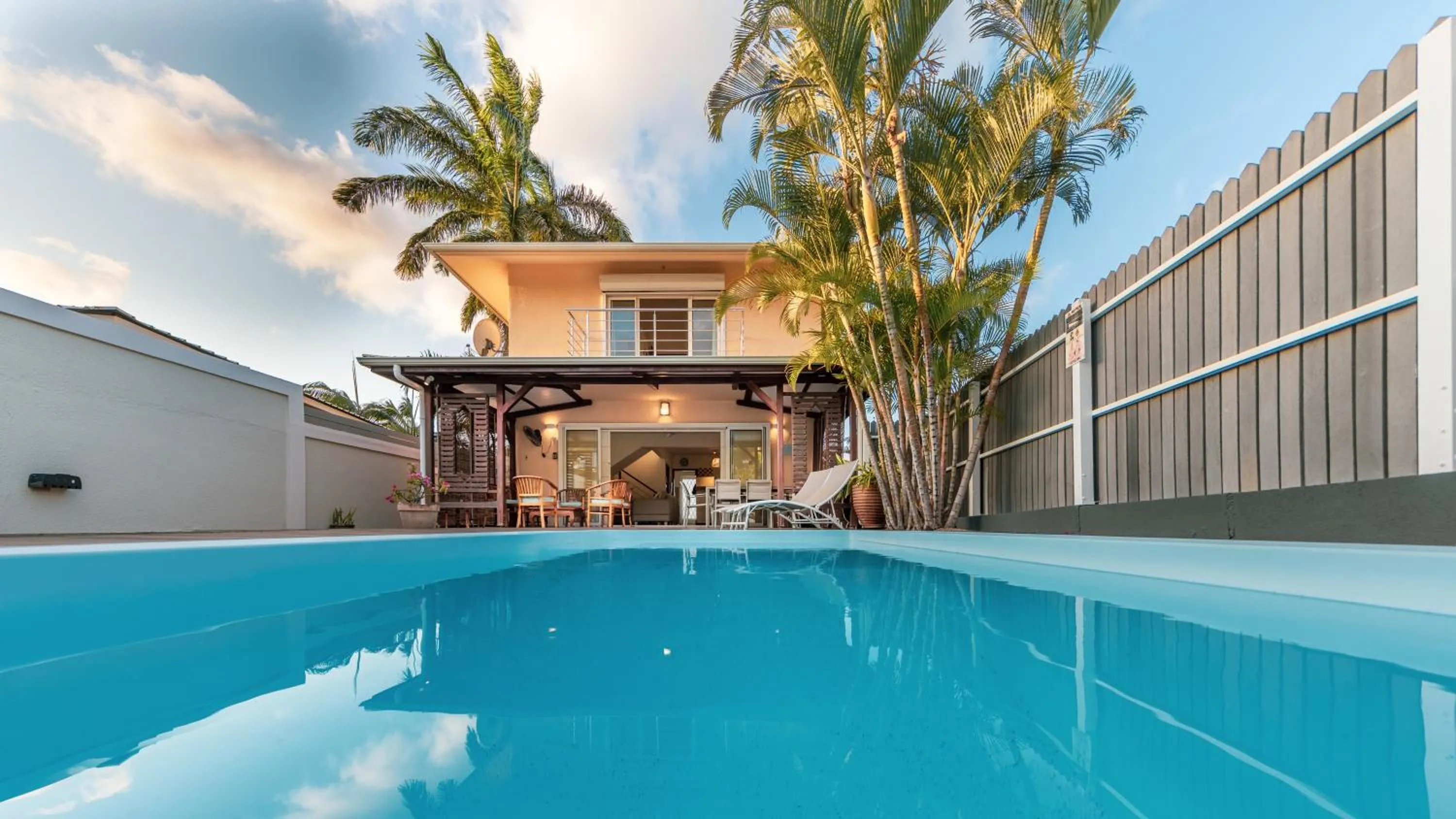Swimming pool in Villa Bayswater