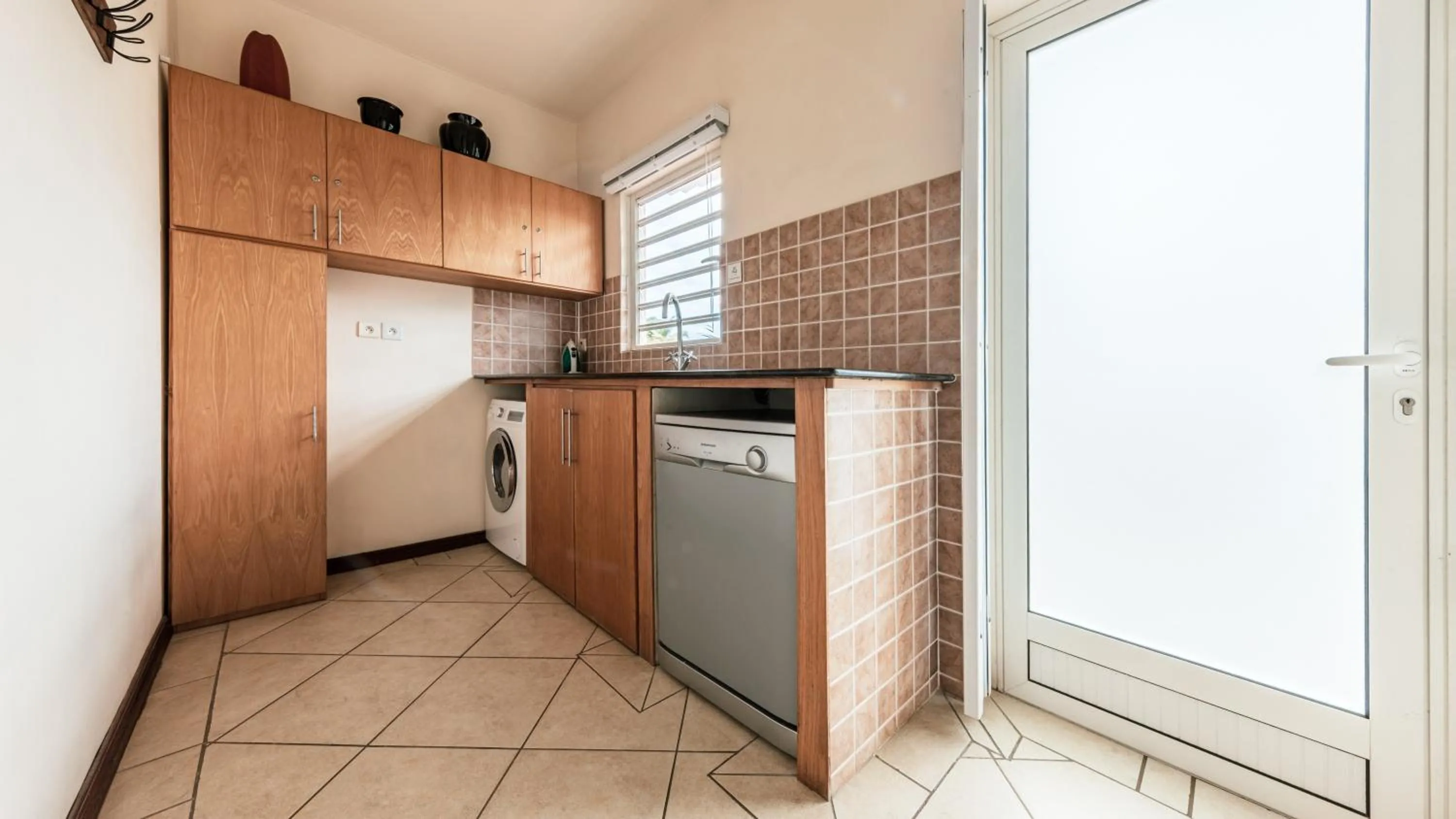 dishwasher in Villa Bayswater