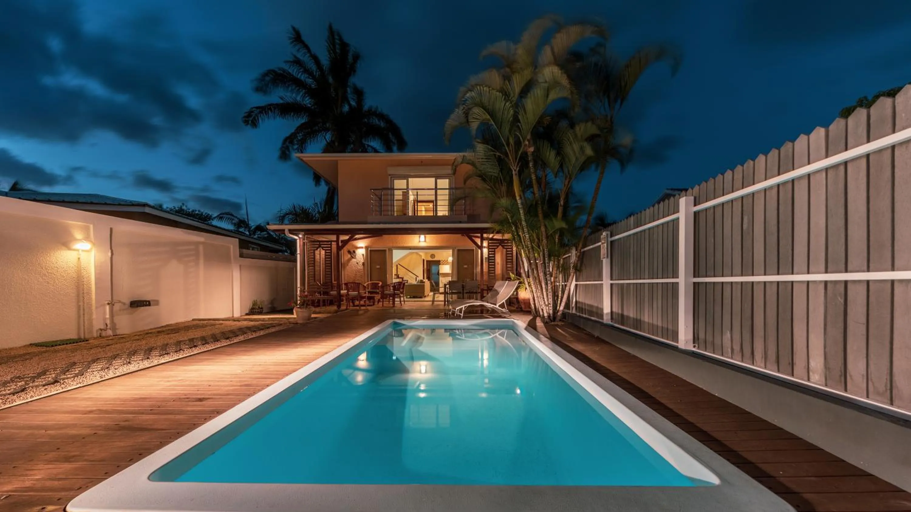 Swimming pool in Villa Bayswater