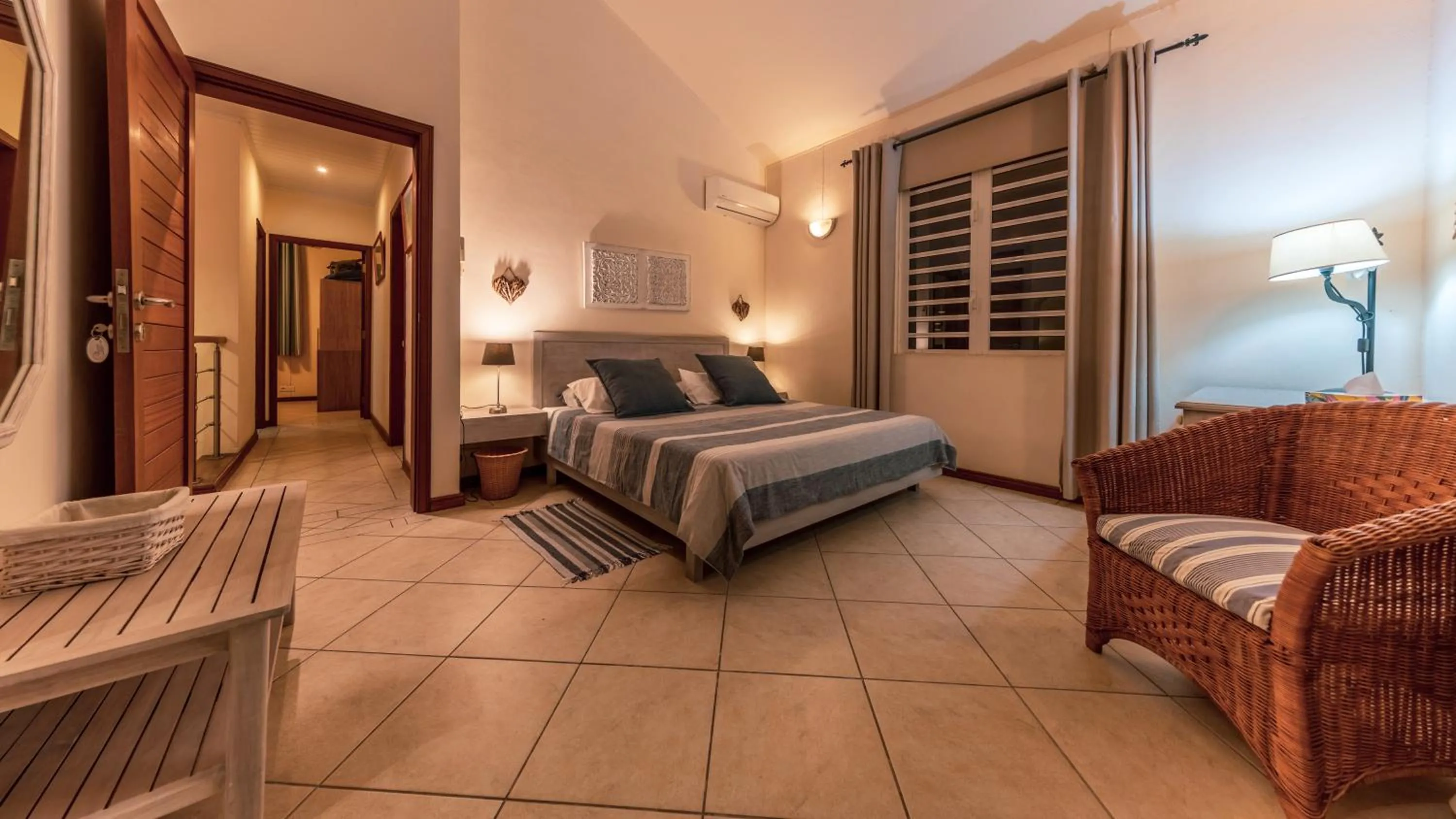 Bedroom, Bed in Villa Bayswater