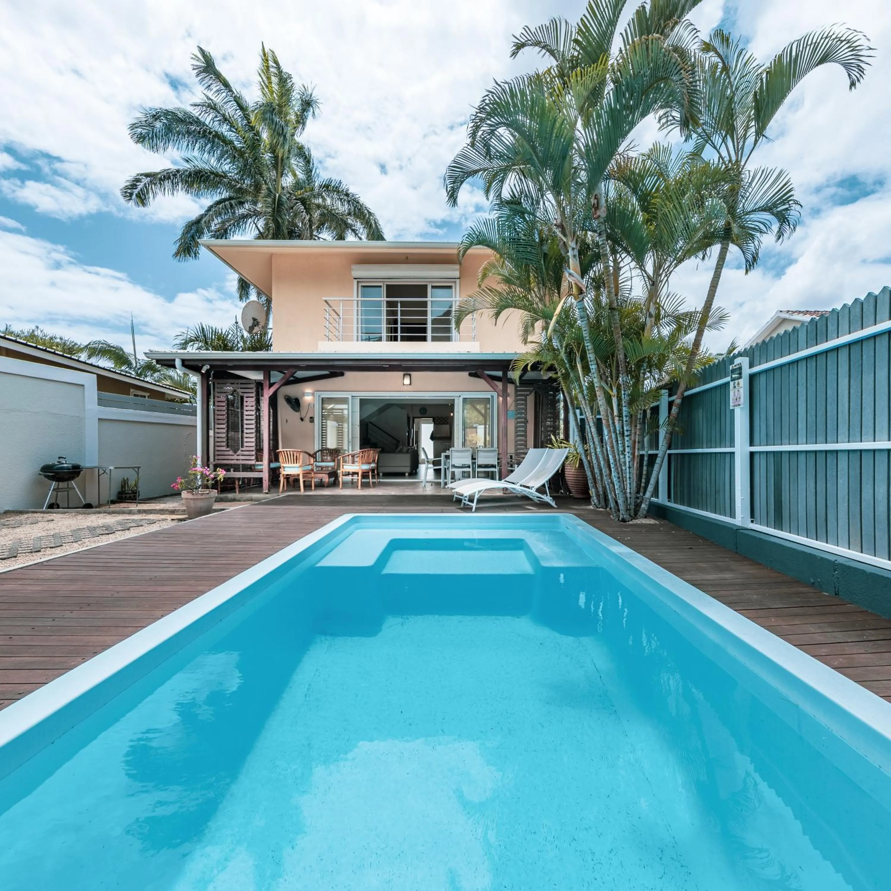 Swimming pool in Villa Bayswater