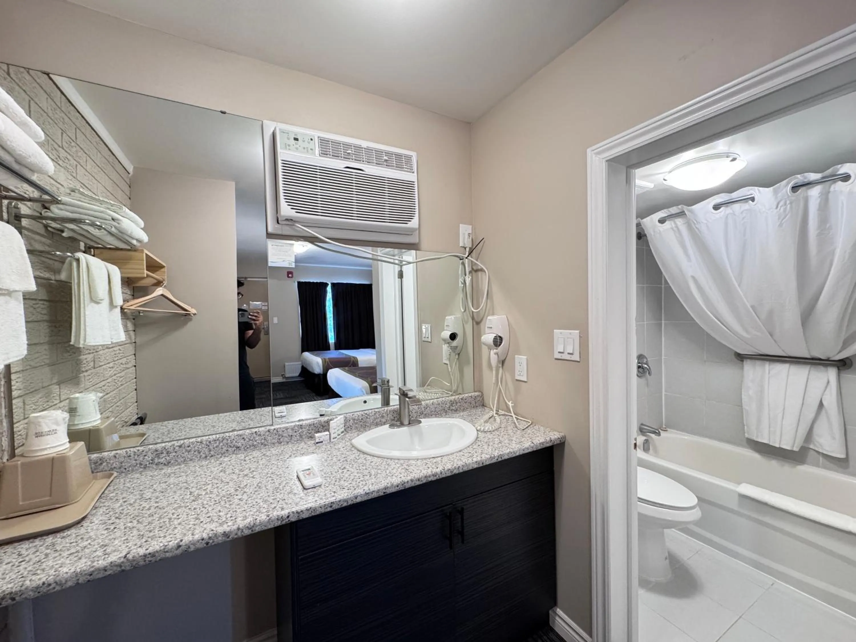 Super 8 by Wyndham Guelph