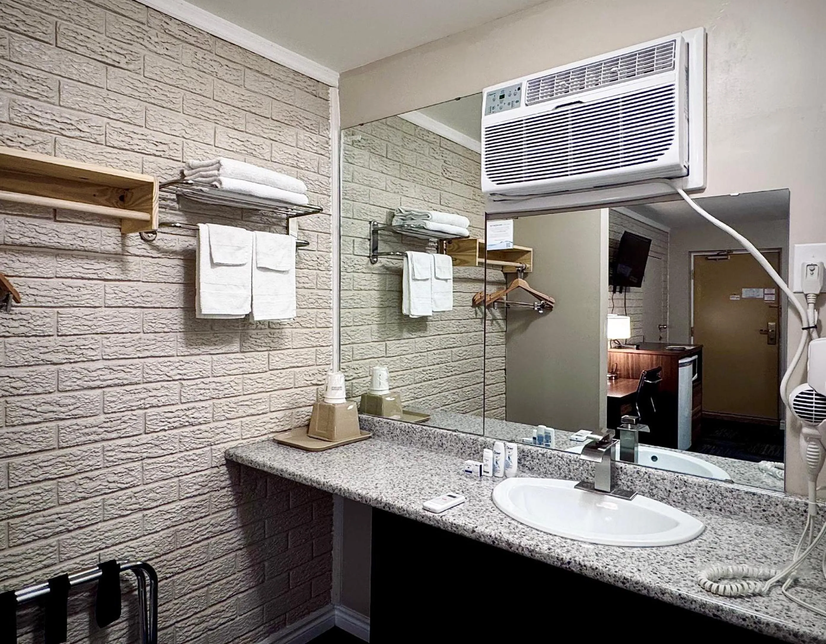 Super 8 by Wyndham Guelph