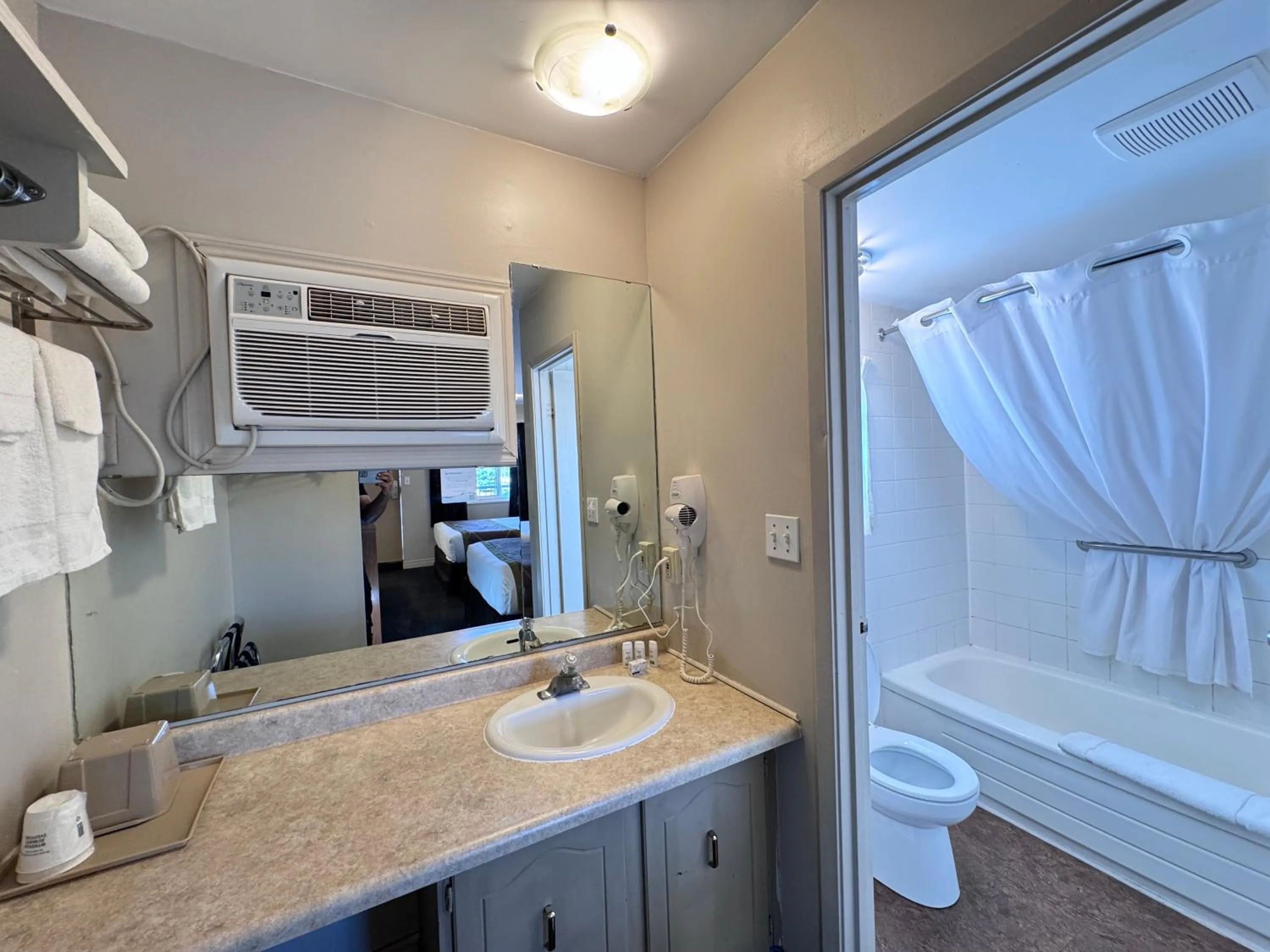 Super 8 by Wyndham Guelph