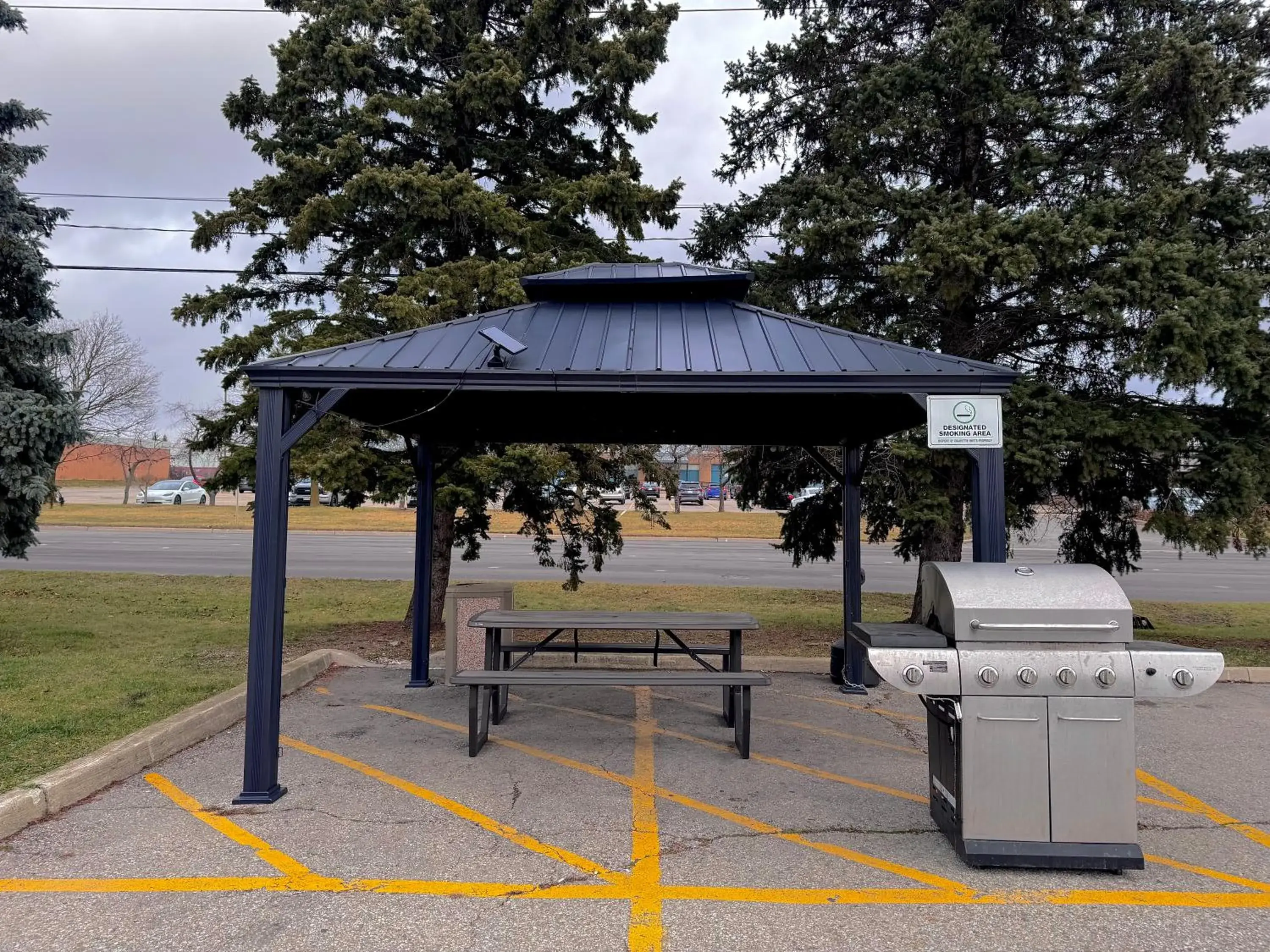 Property building in Super 8 by Wyndham Guelph Property building in Super 8 by Wyndham Guelph