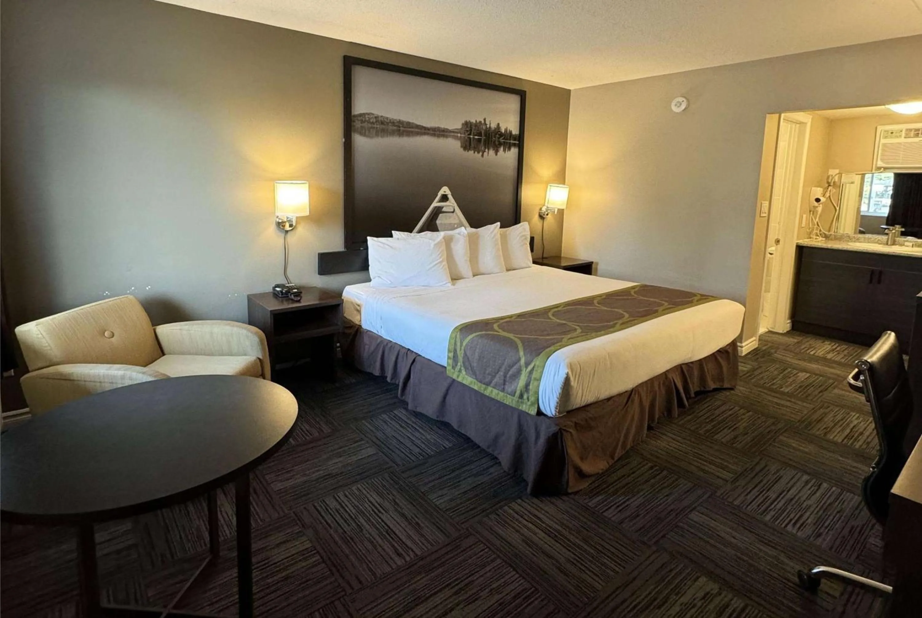 Photo of the whole room, Bed in Super 8 by Wyndham Guelph