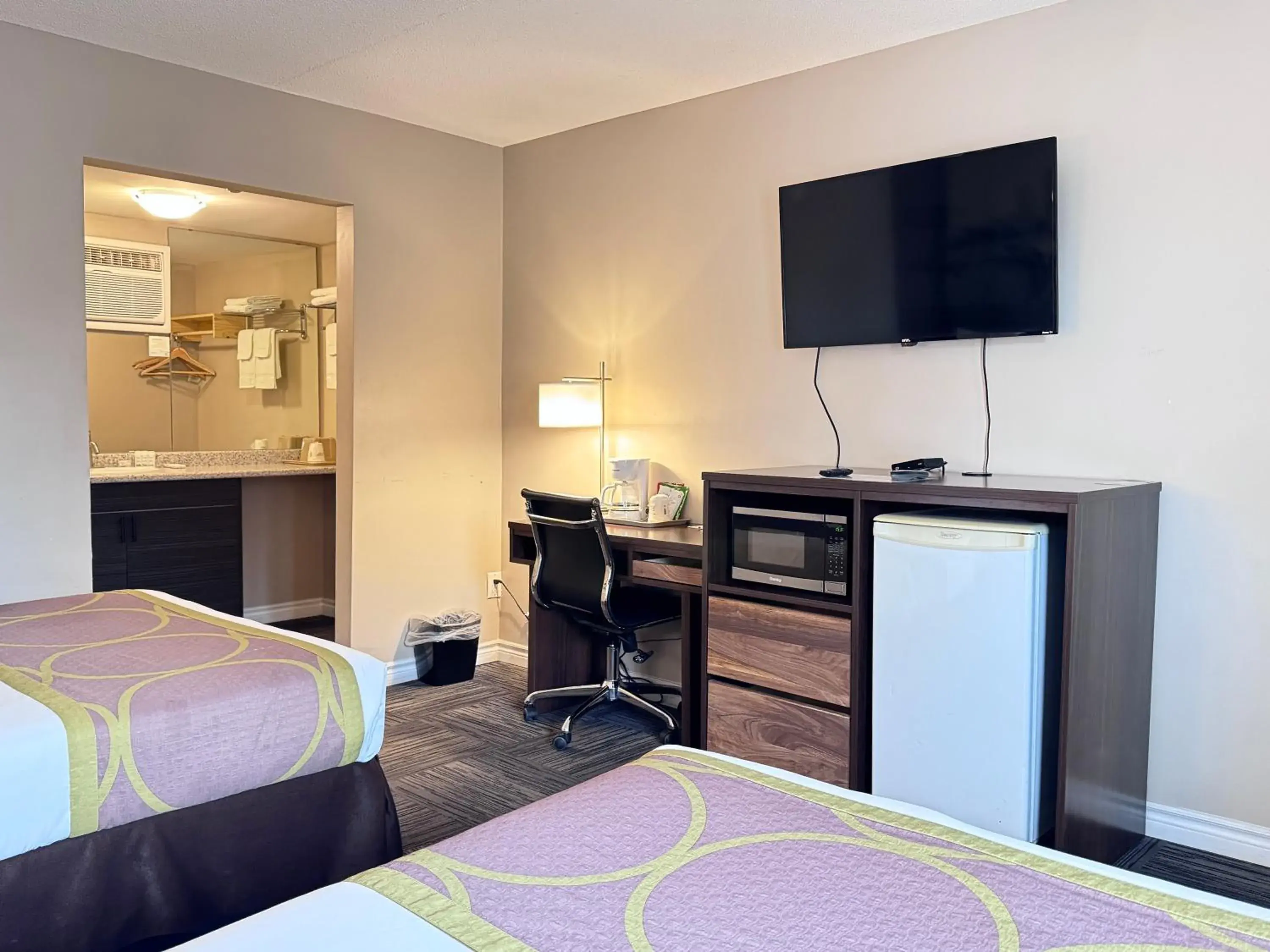 Bed in Super 8 by Wyndham Guelph Bed in Super 8 by Wyndham Guelph