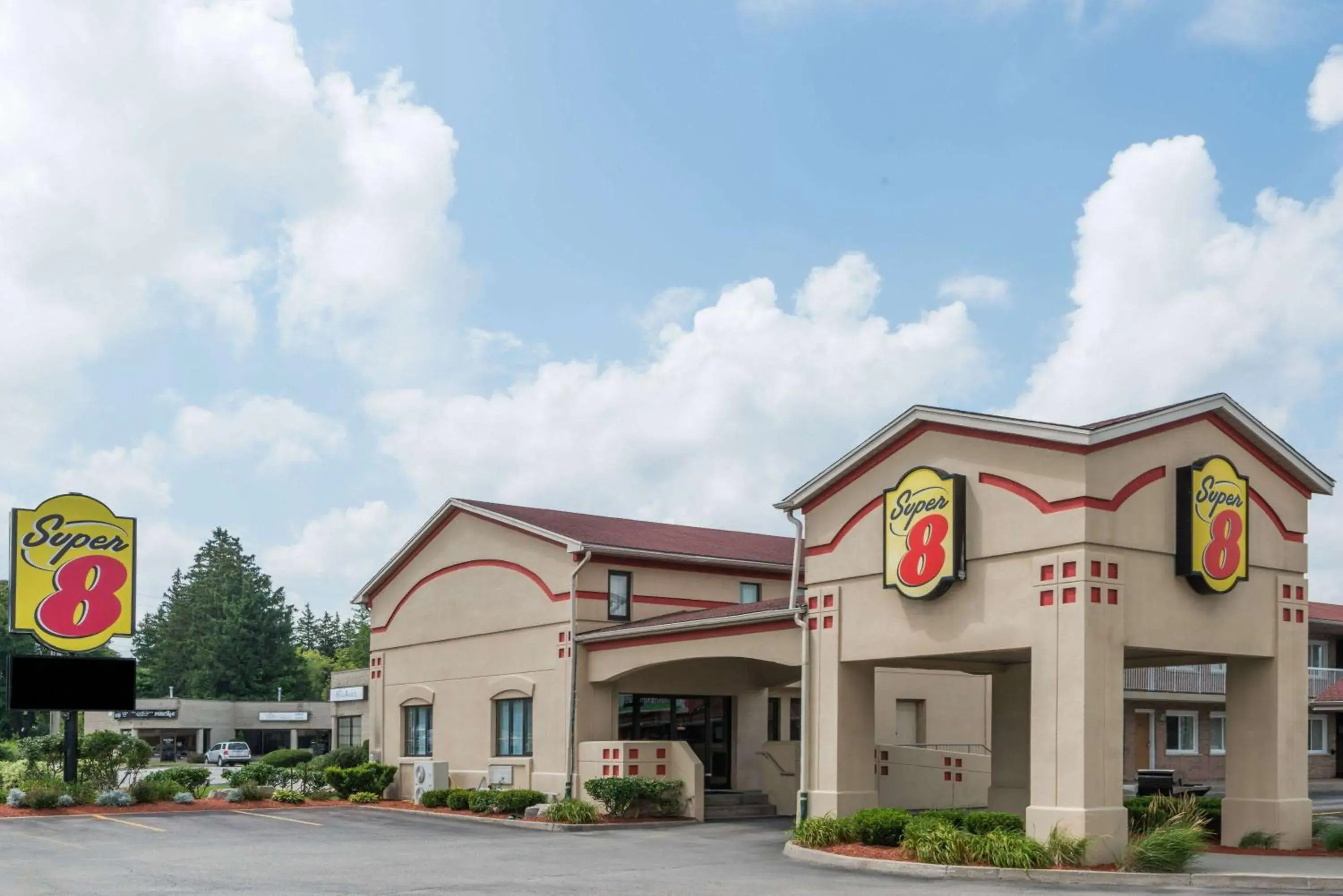 Property building in Super 8 by Wyndham Guelph Property building in Super 8 by Wyndham Guelph