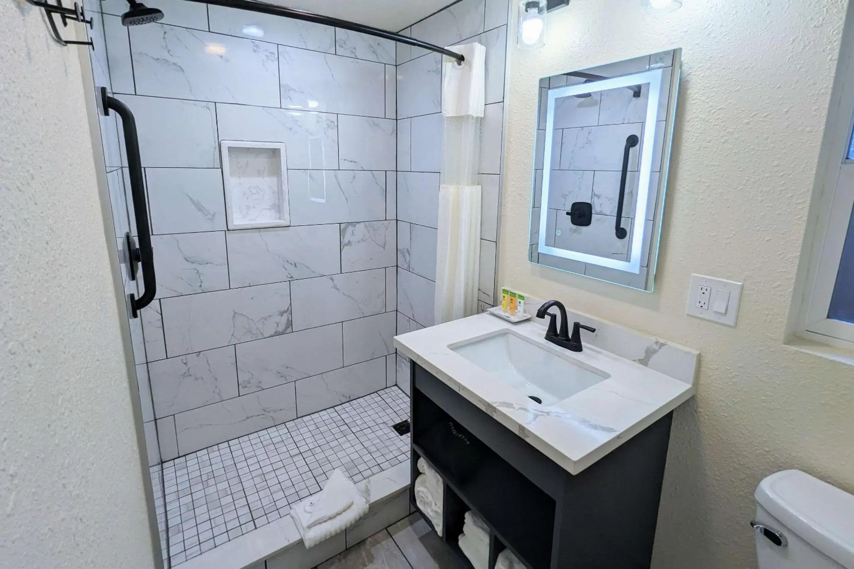 Bedroom in Clarion Collection Wilkie's Inn Pacific Grove - Monterey Bedroom in Clarion Collection Wilkie's Inn Pacific Grove - Monterey