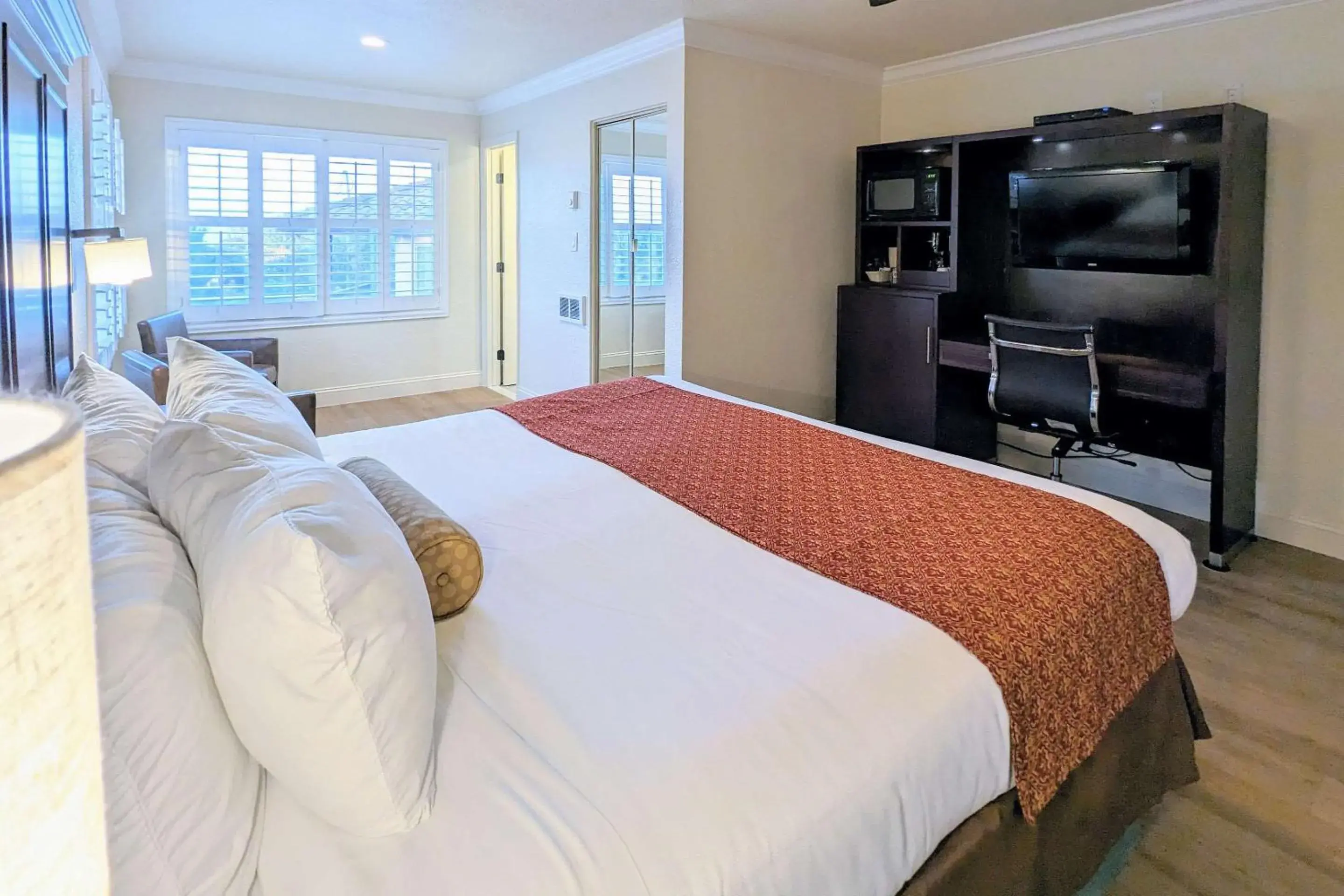 Bedroom, Bed in Clarion Collection Wilkie's Inn Pacific Grove - Monterey Bedroom, Bed in Clarion Collection Wilkie's Inn Pacific Grove - Monterey