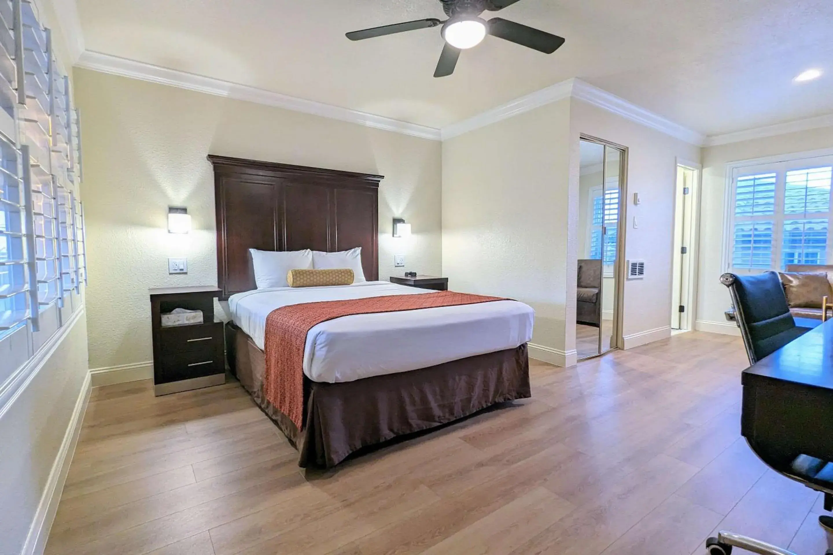 Bedroom, Bed in Clarion Collection Wilkie's Inn Pacific Grove - Monterey Bedroom, Bed in Clarion Collection Wilkie's Inn Pacific Grove - Monterey