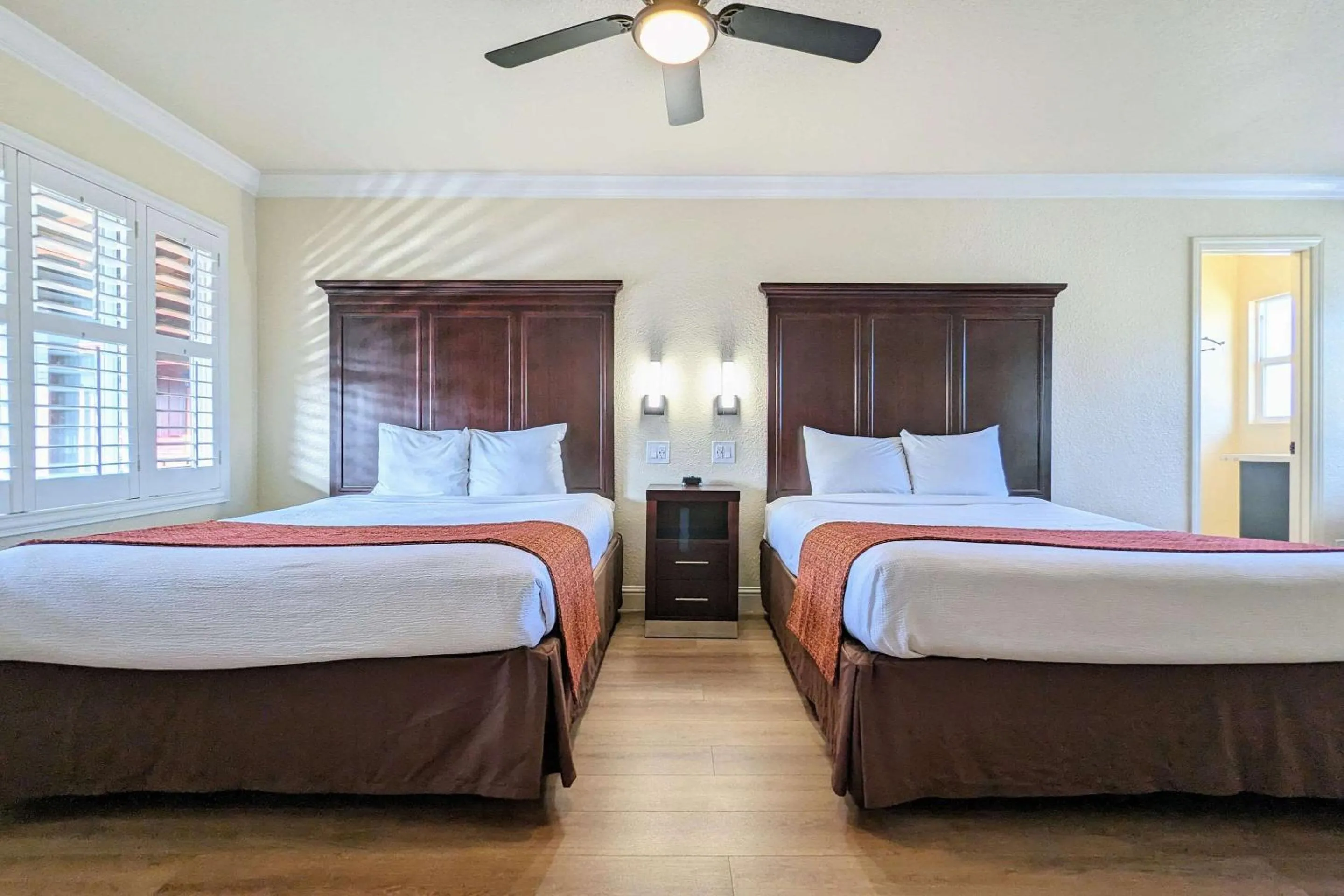 Bedroom, Bed in Clarion Collection Wilkie's Inn Pacific Grove - Monterey
