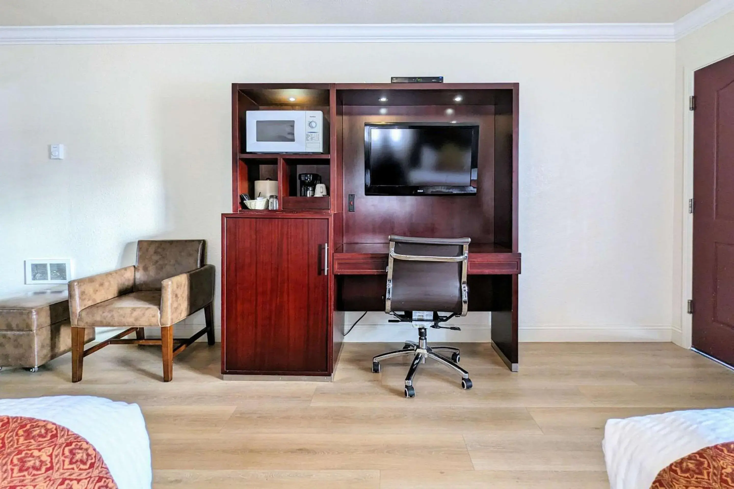 Bedroom, Bed in Clarion Collection Wilkie's Inn Pacific Grove - Monterey Bedroom, Bed in Clarion Collection Wilkie's Inn Pacific Grove - Monterey