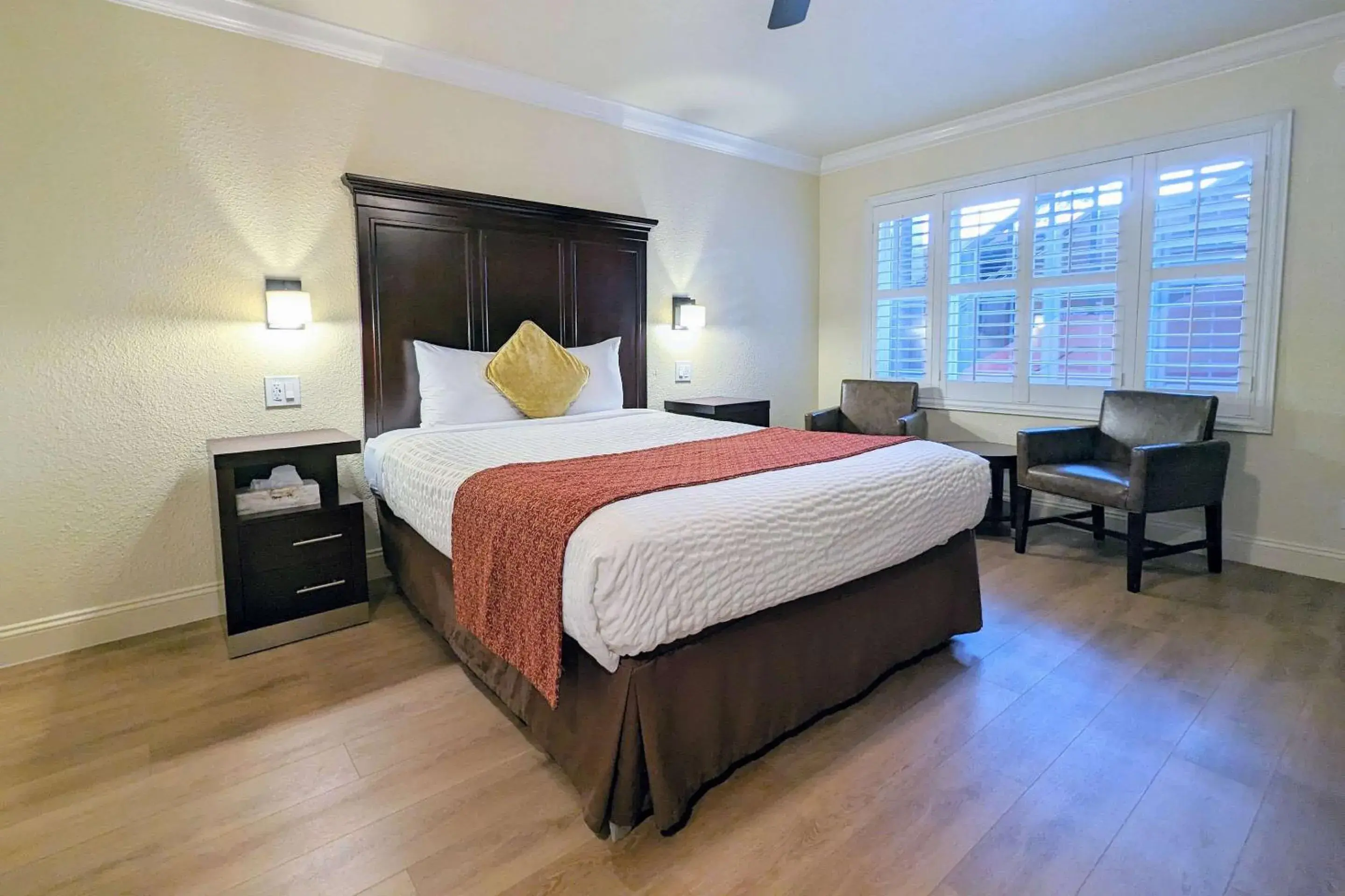 Bedroom, Bed in Clarion Collection Wilkie's Inn Pacific Grove - Monterey Bedroom, Bed in Clarion Collection Wilkie's Inn Pacific Grove - Monterey