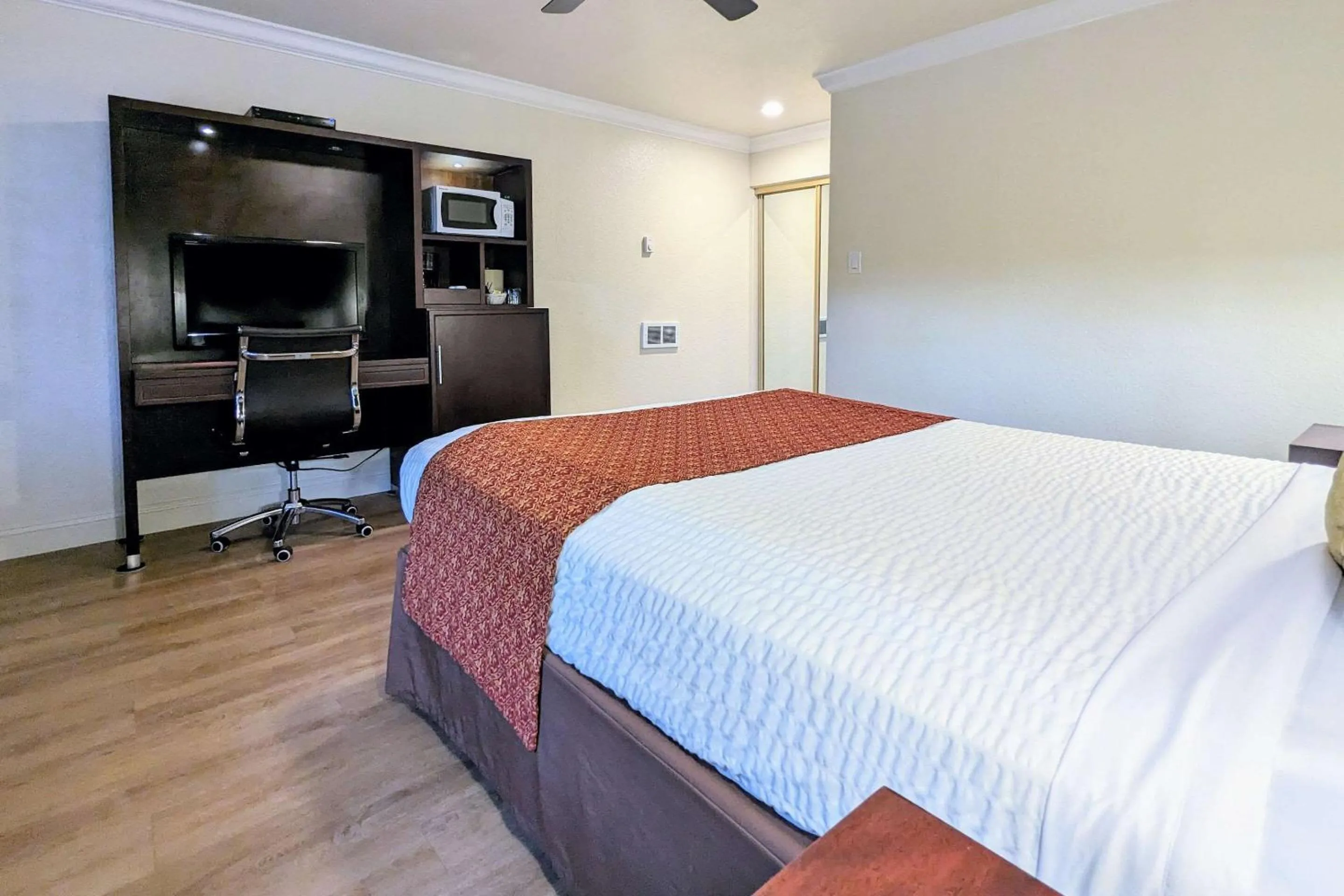 Bedroom, Bed in Clarion Collection Wilkie's Inn Pacific Grove - Monterey