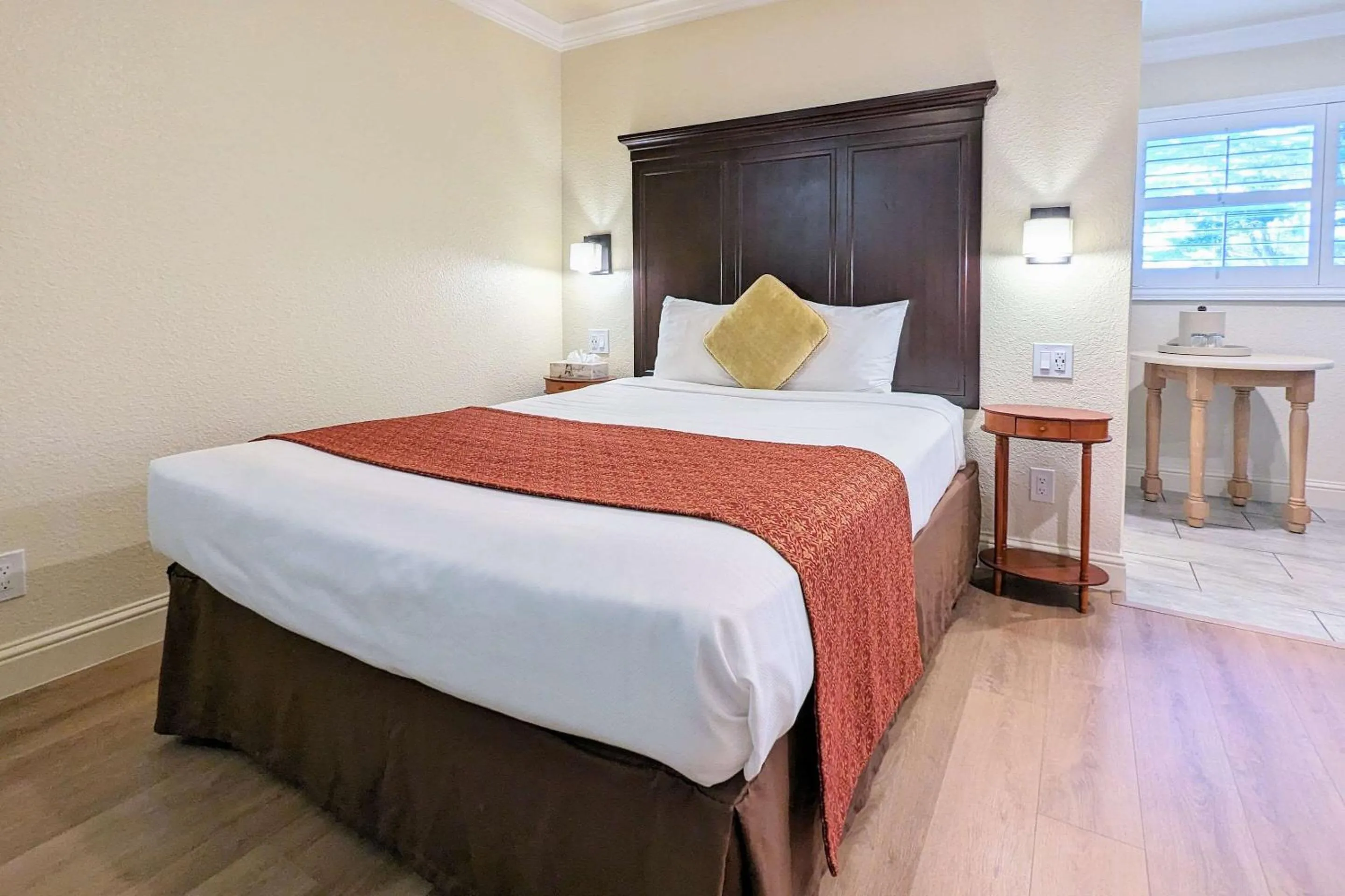 Bedroom, Bed in Clarion Collection Wilkie's Inn Pacific Grove - Monterey