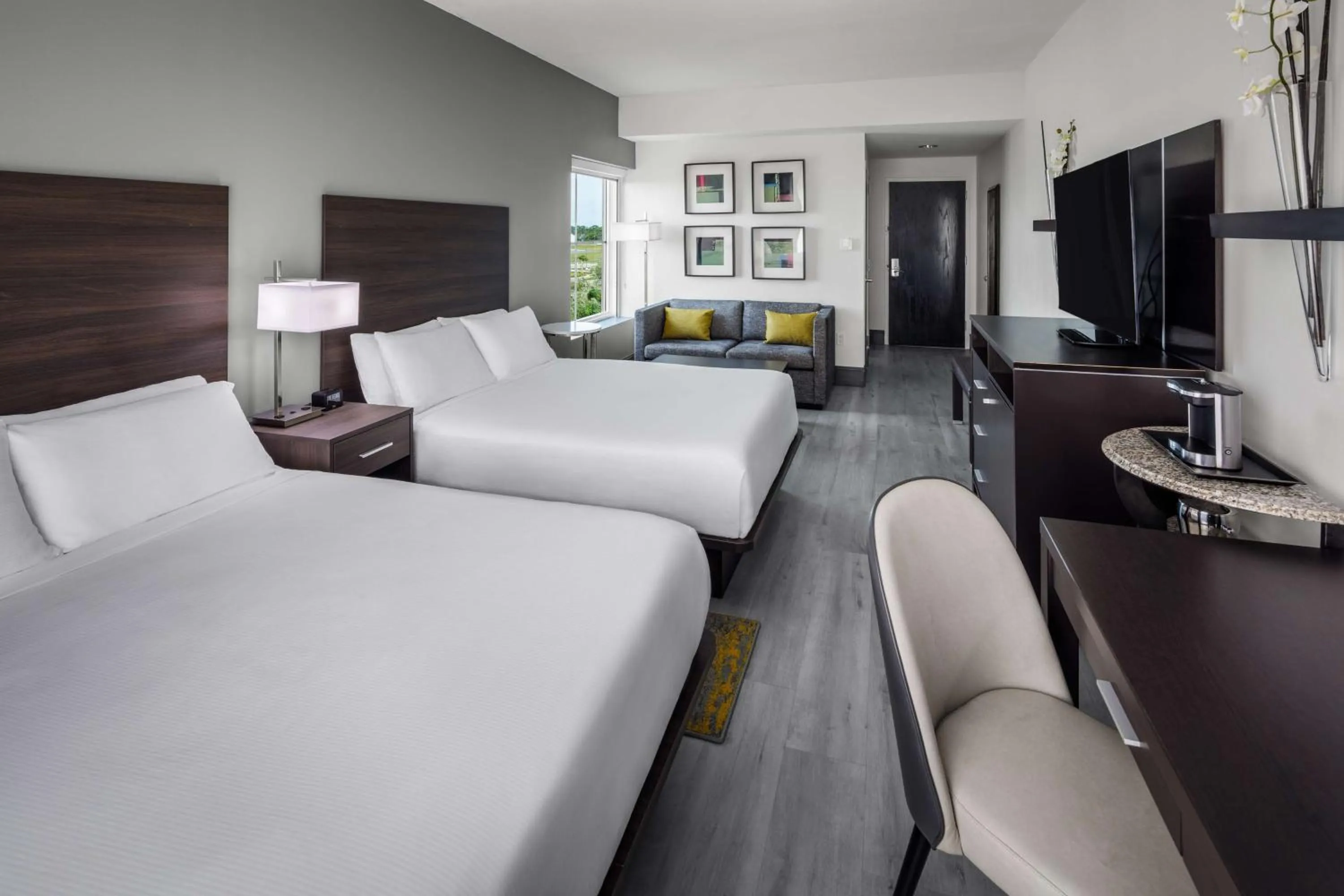 Living room, Bed in Holiday Inn Sarasota-Airport