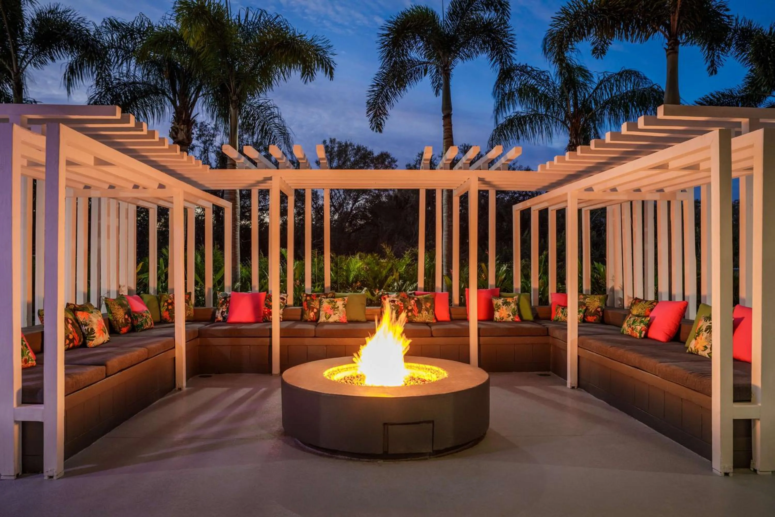 Dining area in Holiday Inn Sarasota-Airport