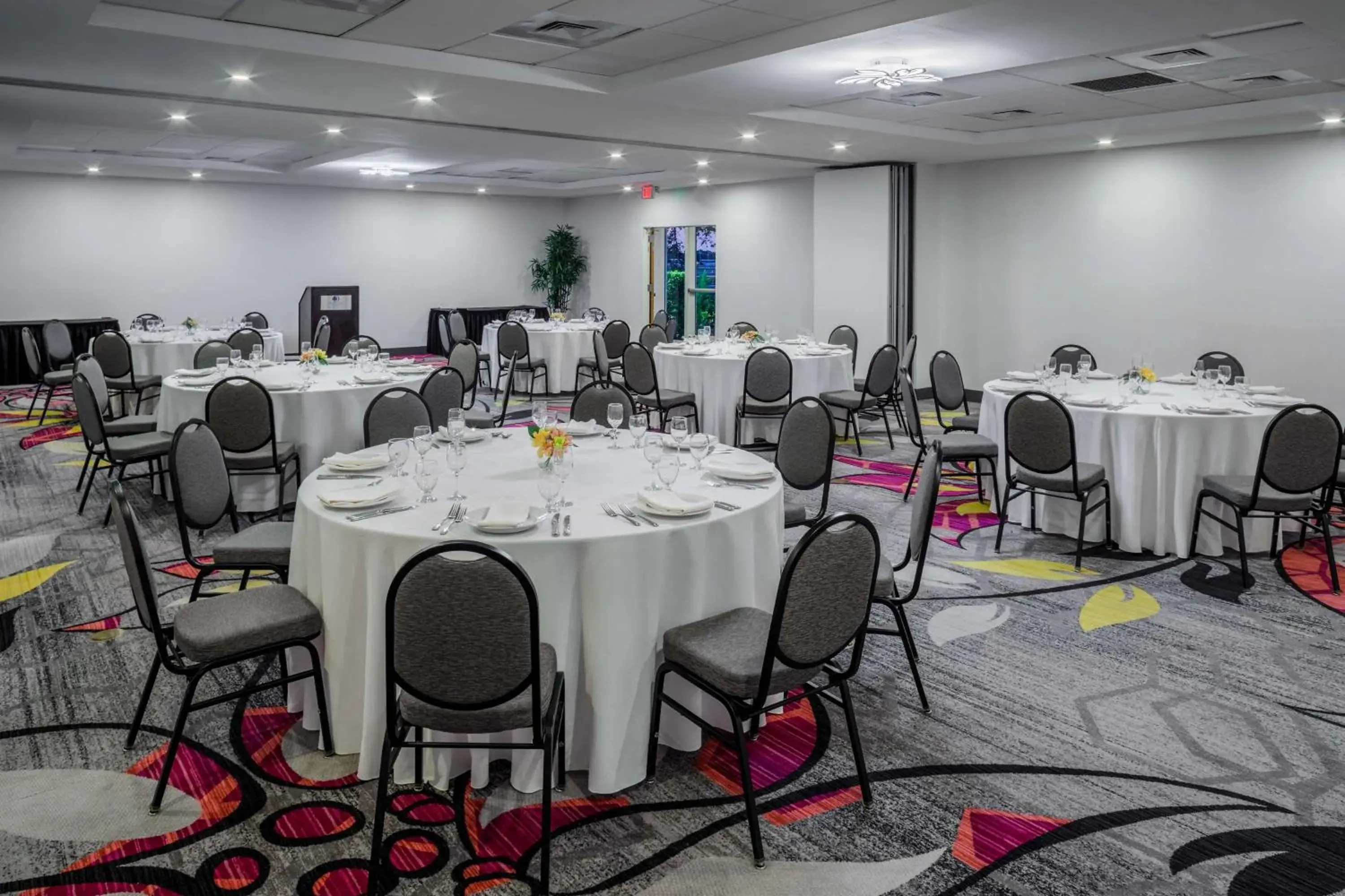 Meeting/conference room, Restaurant/Places to Eat in Holiday Inn Sarasota-Airport