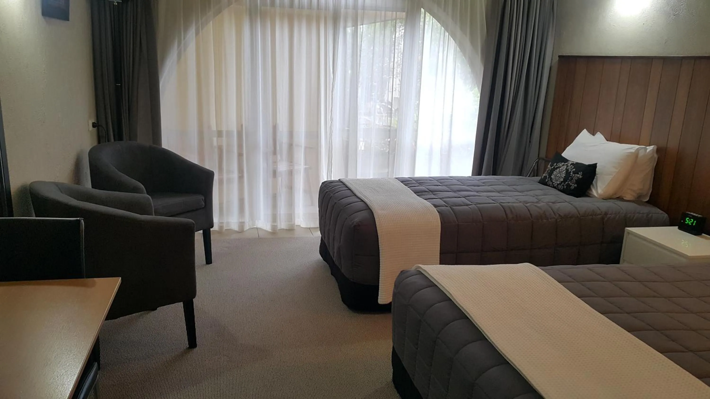 Photo of the whole room, Bed in 299 On Devon West