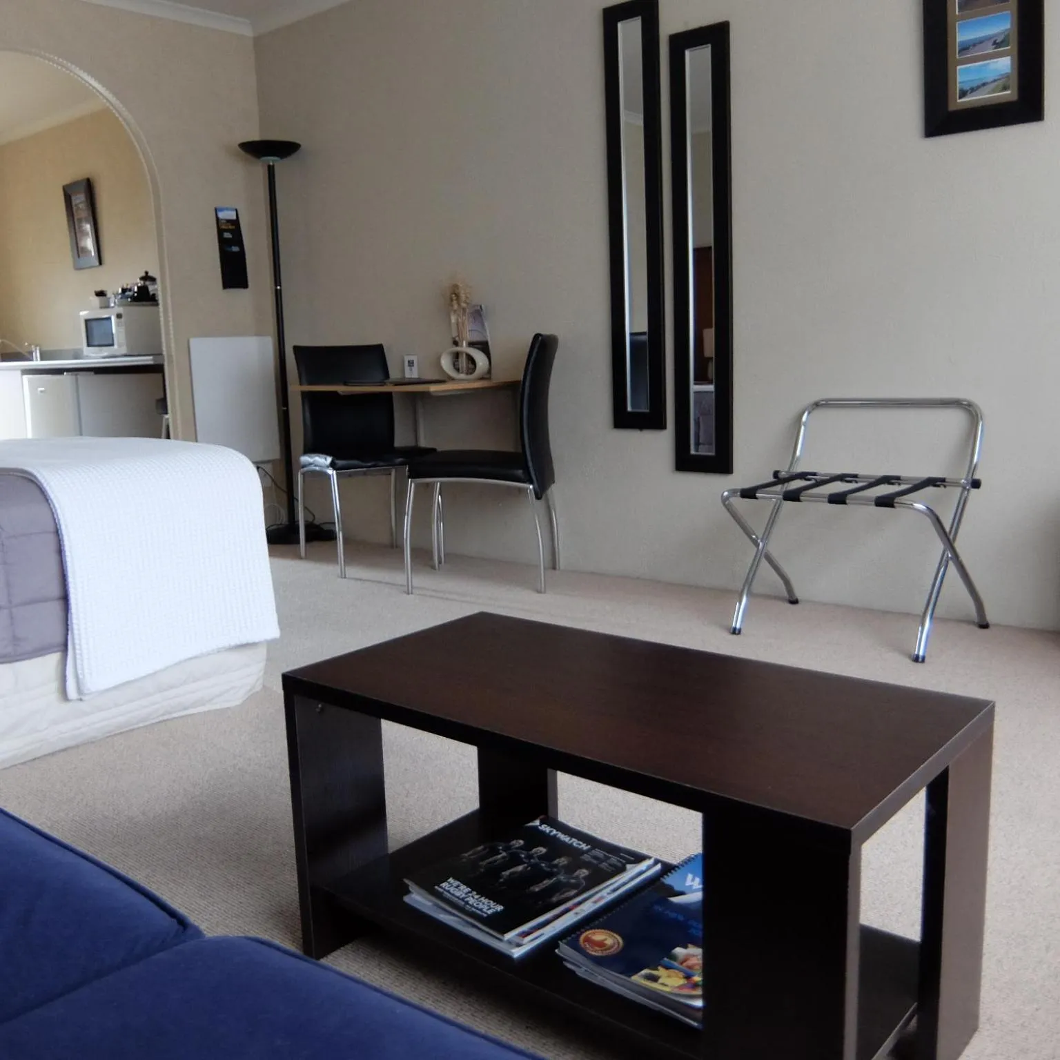 Photo of the whole room in 299 On Devon West