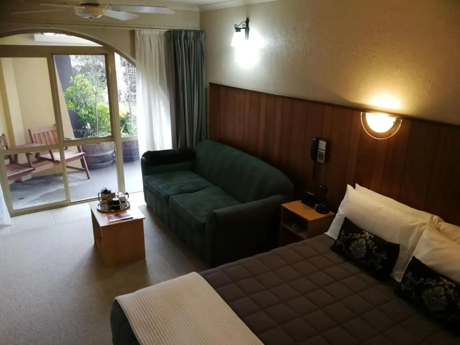 Photo of the whole room, Bed in 299 On Devon West