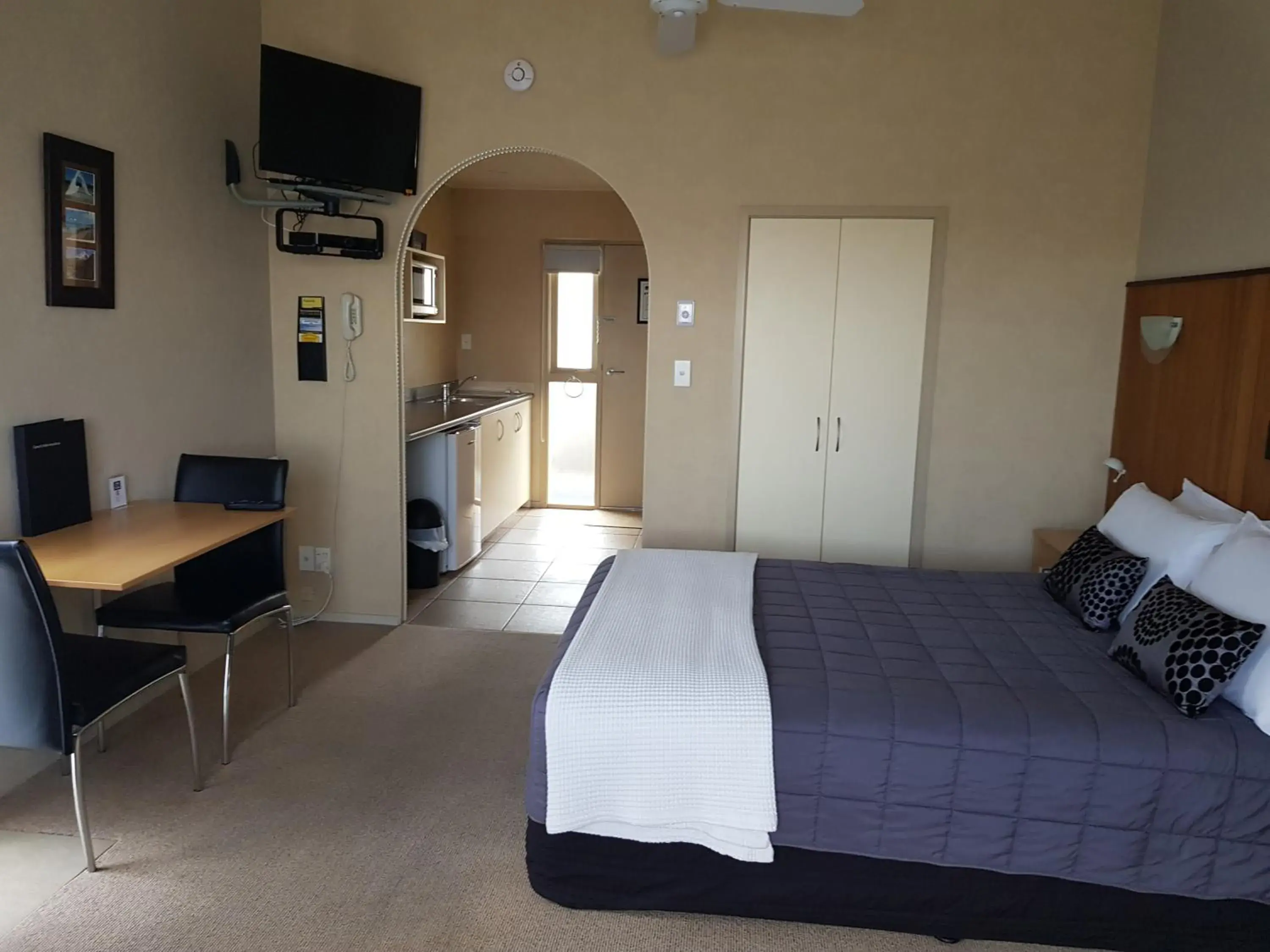 One-Bedroom Apartment (5 Adults) in 299 On Devon West One-Bedroom Apartment (5 Adults) in 299 On Devon West