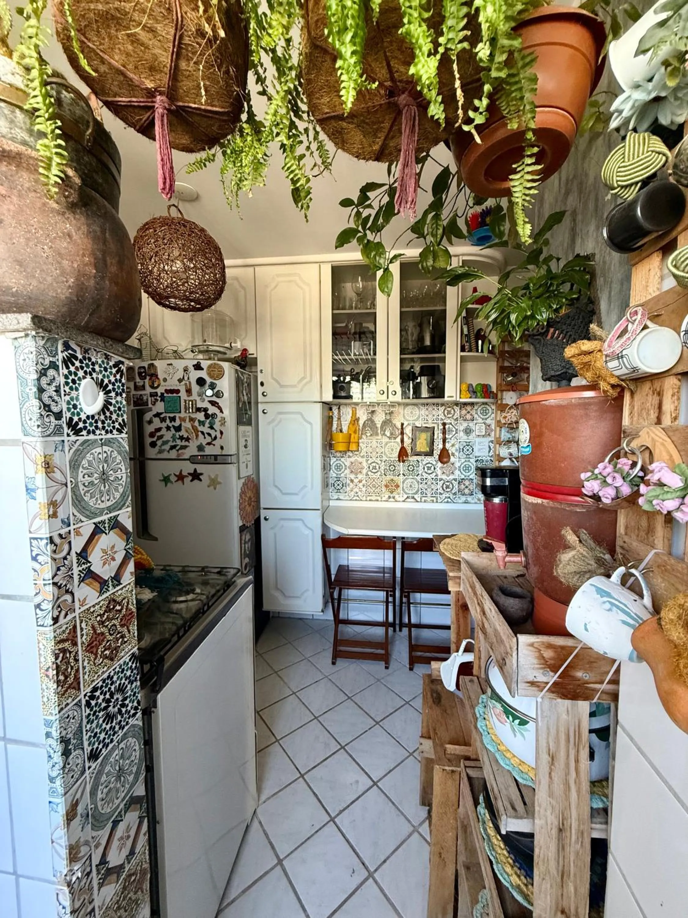 Kitchen or kitchenette in Quartos em Homestay Praia da Costa