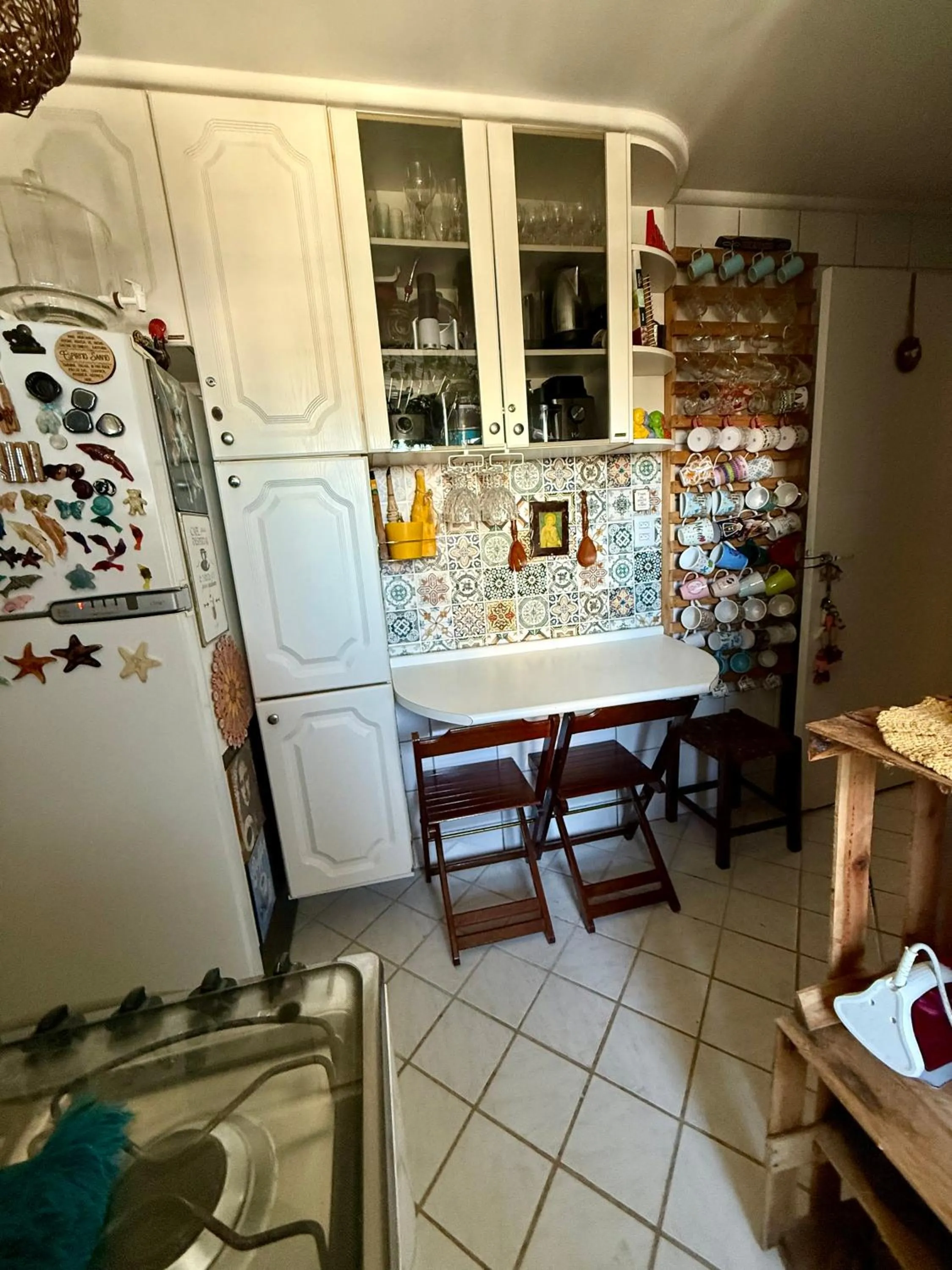 Kitchen or kitchenette in Quartos em Homestay Praia da Costa