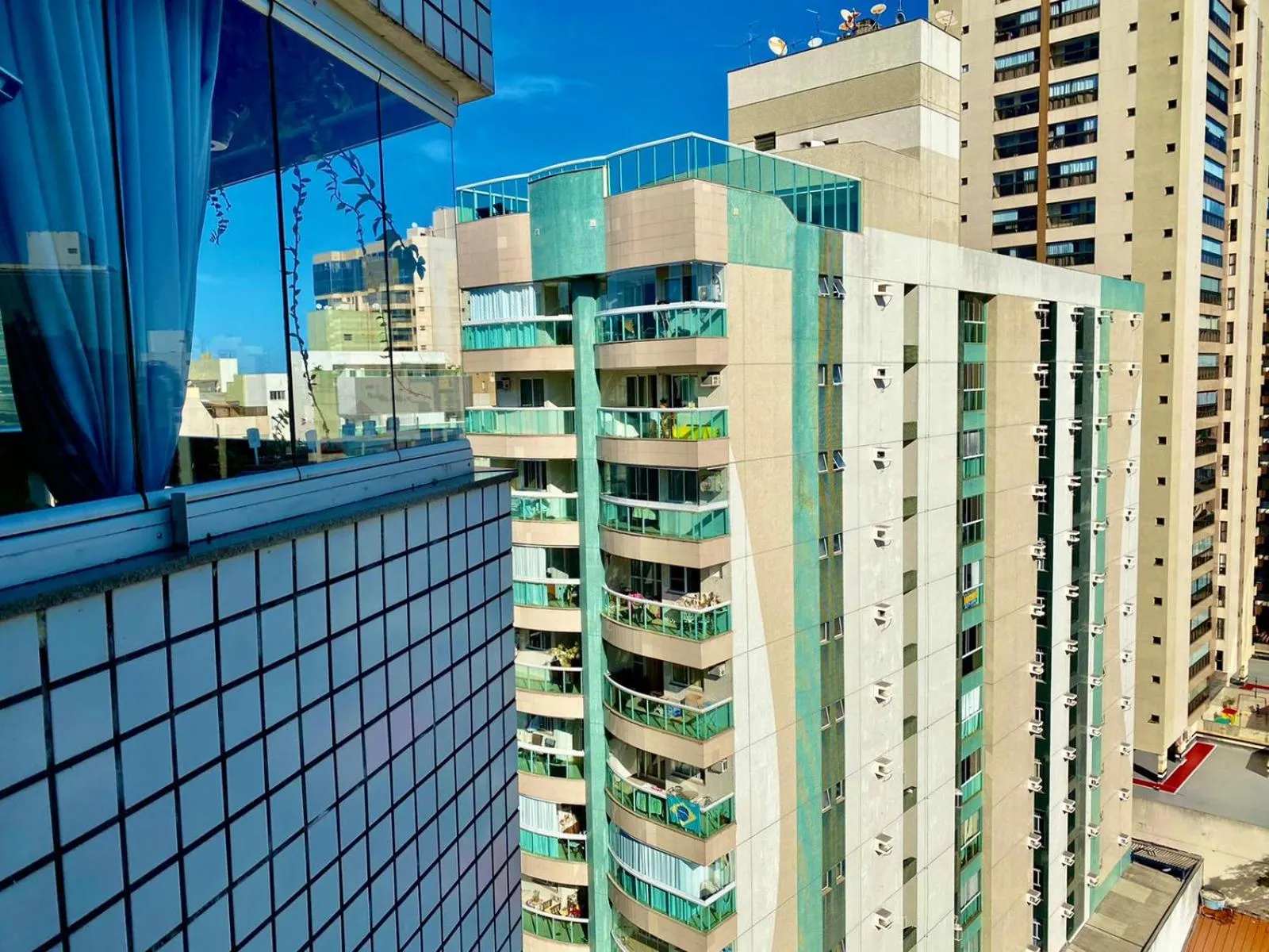 Property building in Quartos em Homestay Praia da Costa