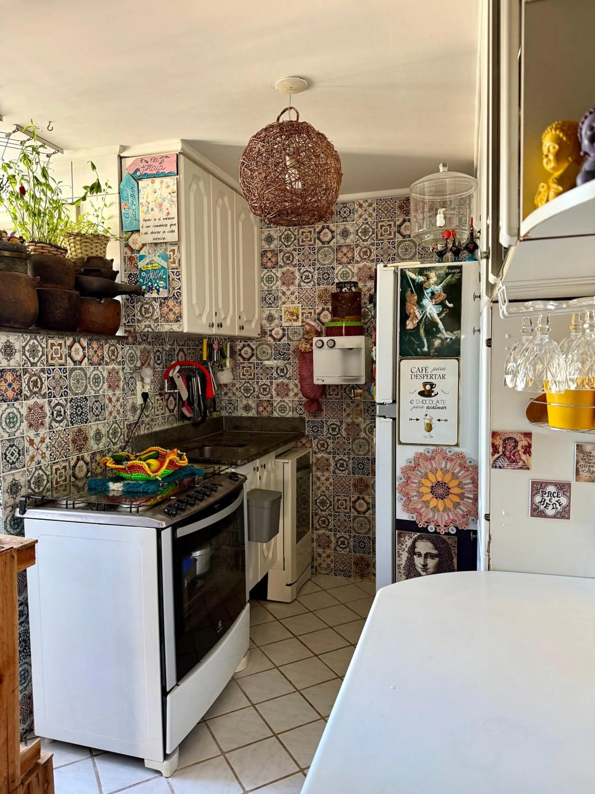 Kitchen or kitchenette in Quartos em Homestay Praia da Costa