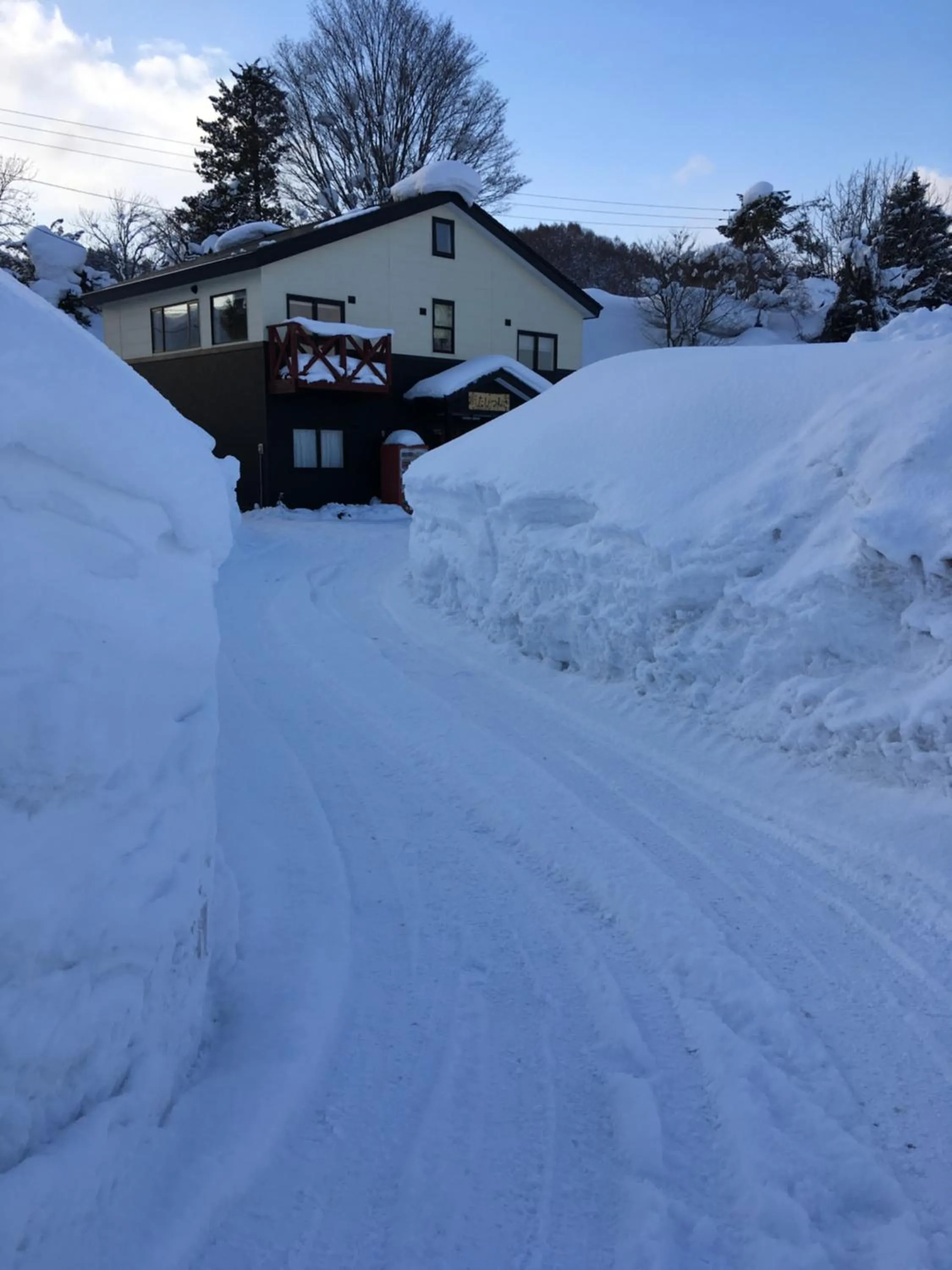 Facade/entrance in Niseko Tabi-tsumugi Backpackers