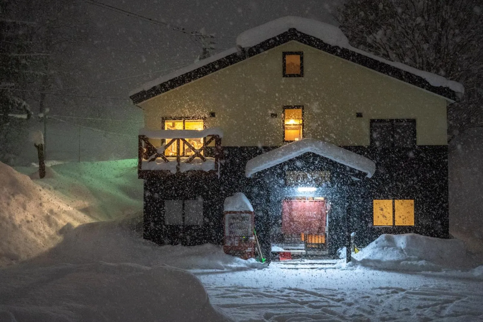 Facade/entrance in Niseko Tabi-tsumugi Backpackers