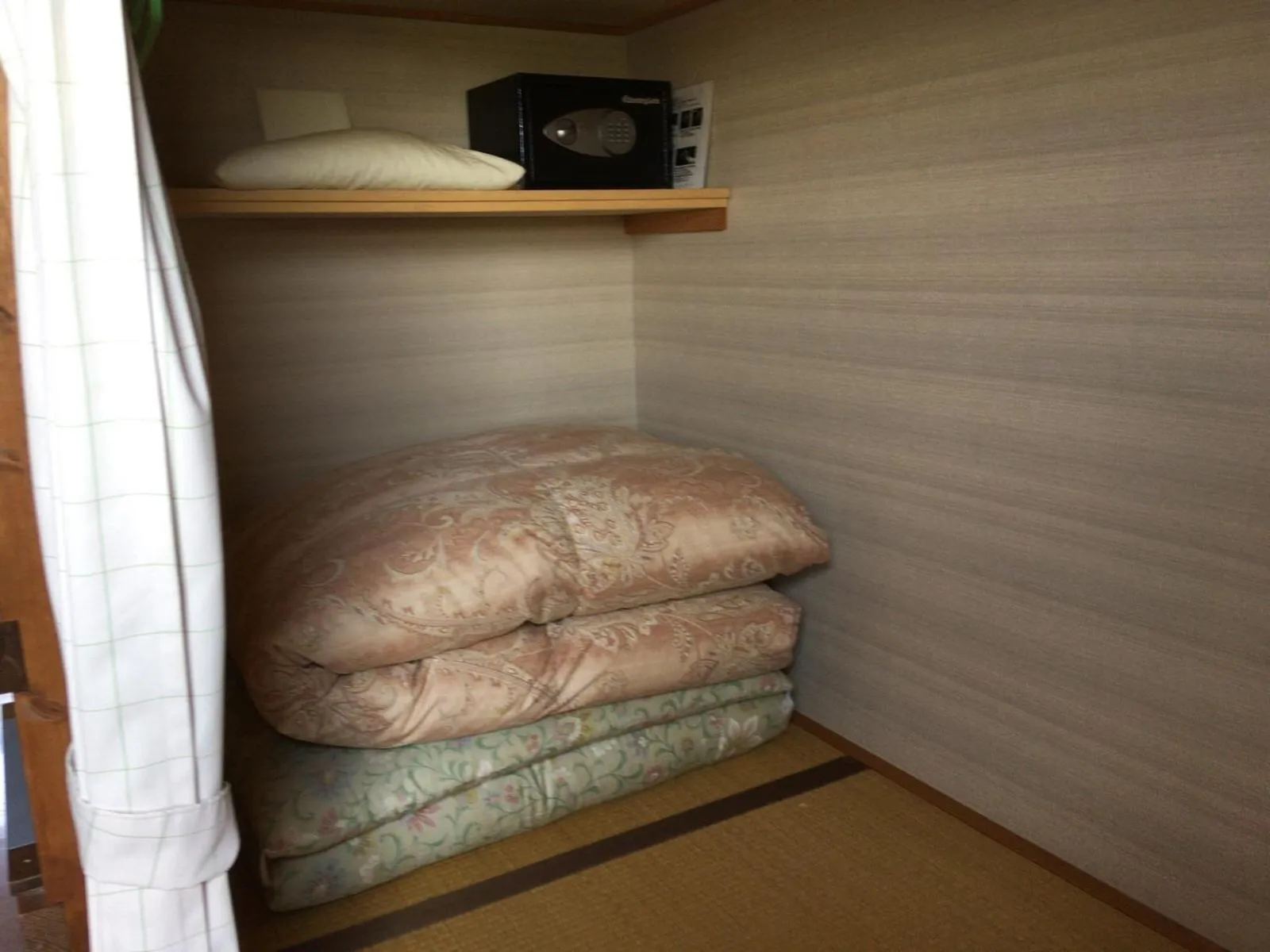 bunk bed in Niseko Tabi-tsumugi Backpackers