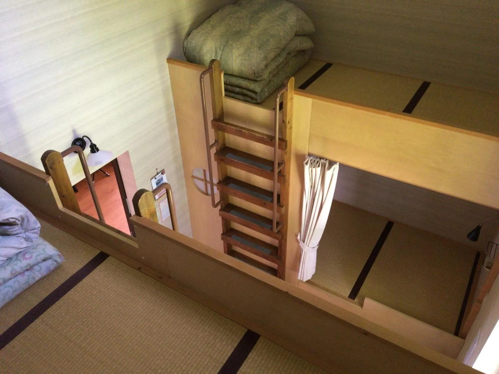 bunk bed, Bed in Niseko Tabi-tsumugi Backpackers
