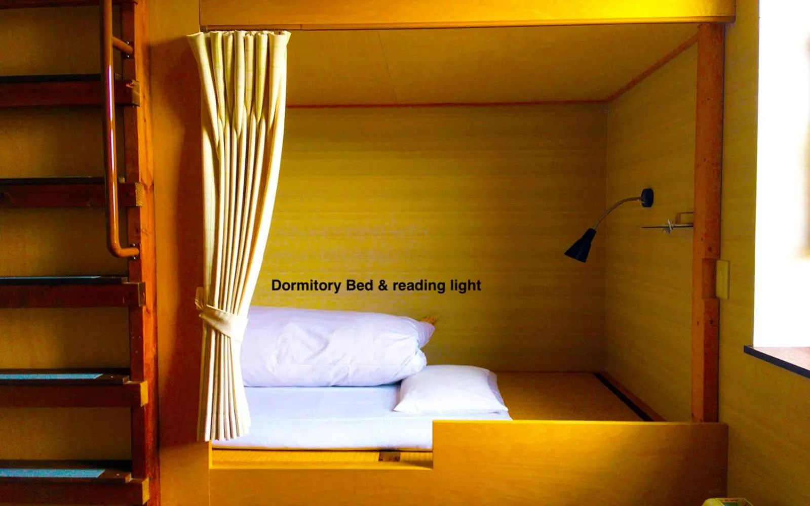 Day, Bed in Niseko Tabi-tsumugi Backpackers