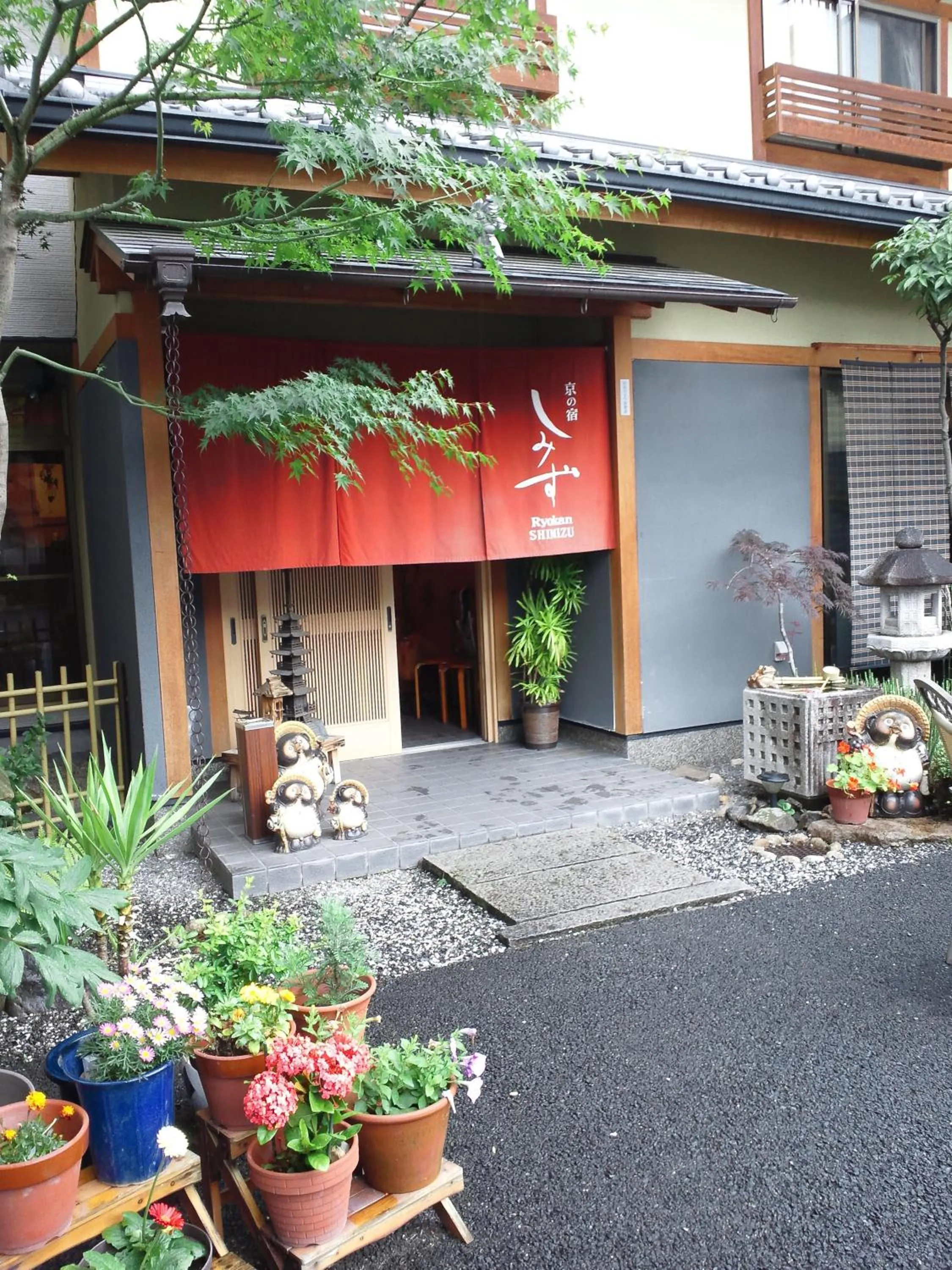 Facade/entrance in Ryokan Shimizu