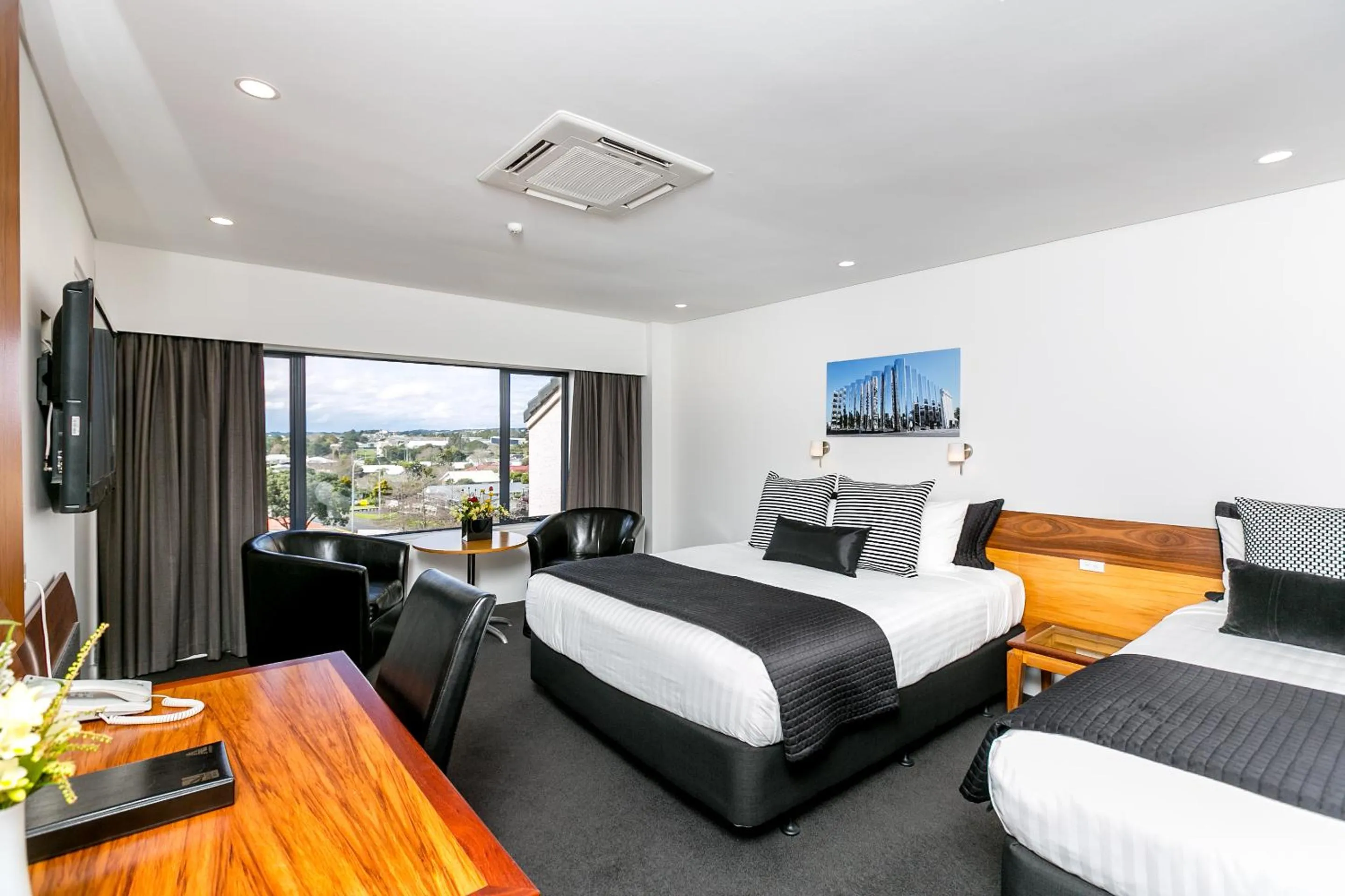 Photo of the whole room, Bed in Plymouth International