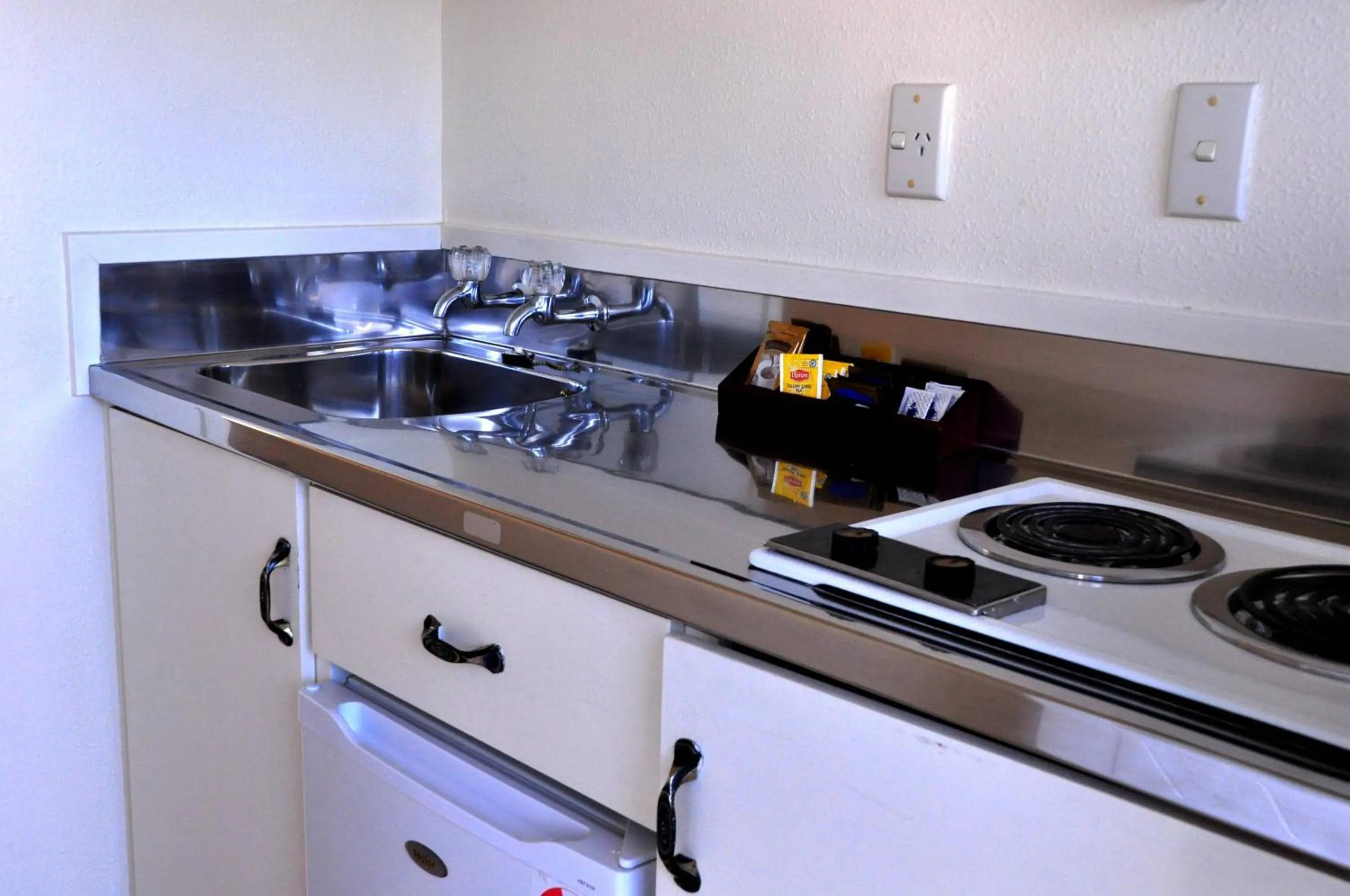 Kitchen or kitchenette in Braemar Motor Inn