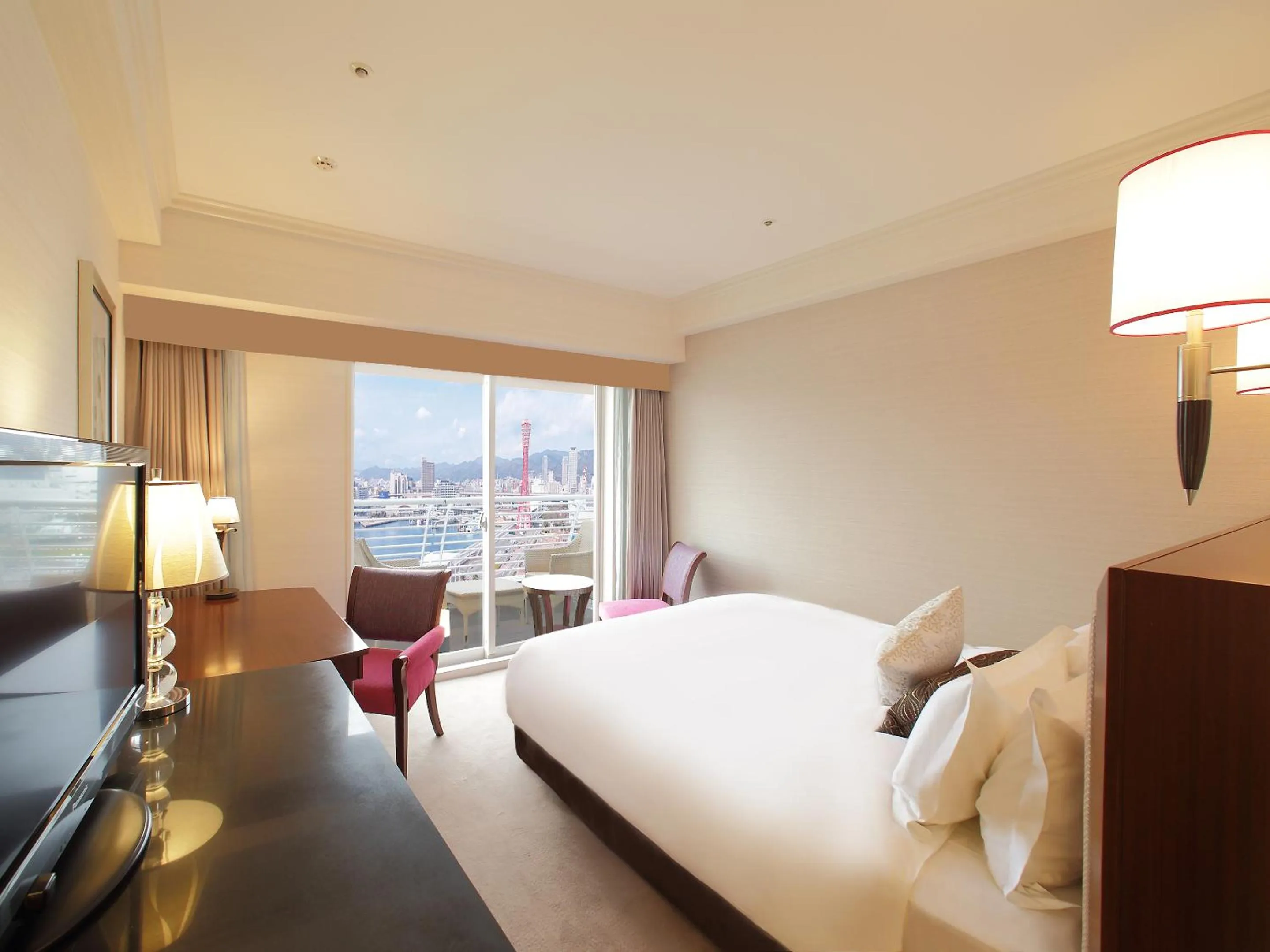 Photo of the whole room, Bed in Kobe Meriken Park Oriental Hotel