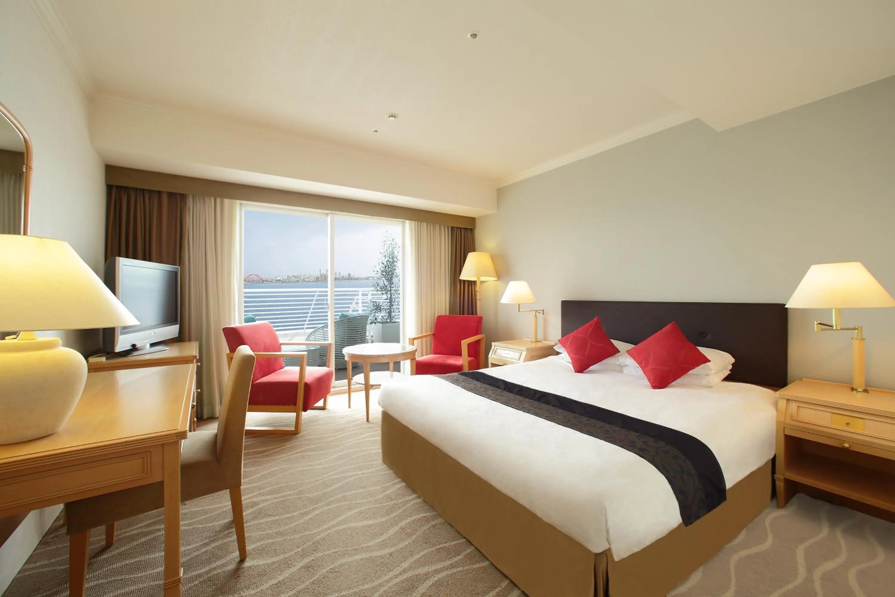 Photo of the whole room, Bed in Kobe Meriken Park Oriental Hotel