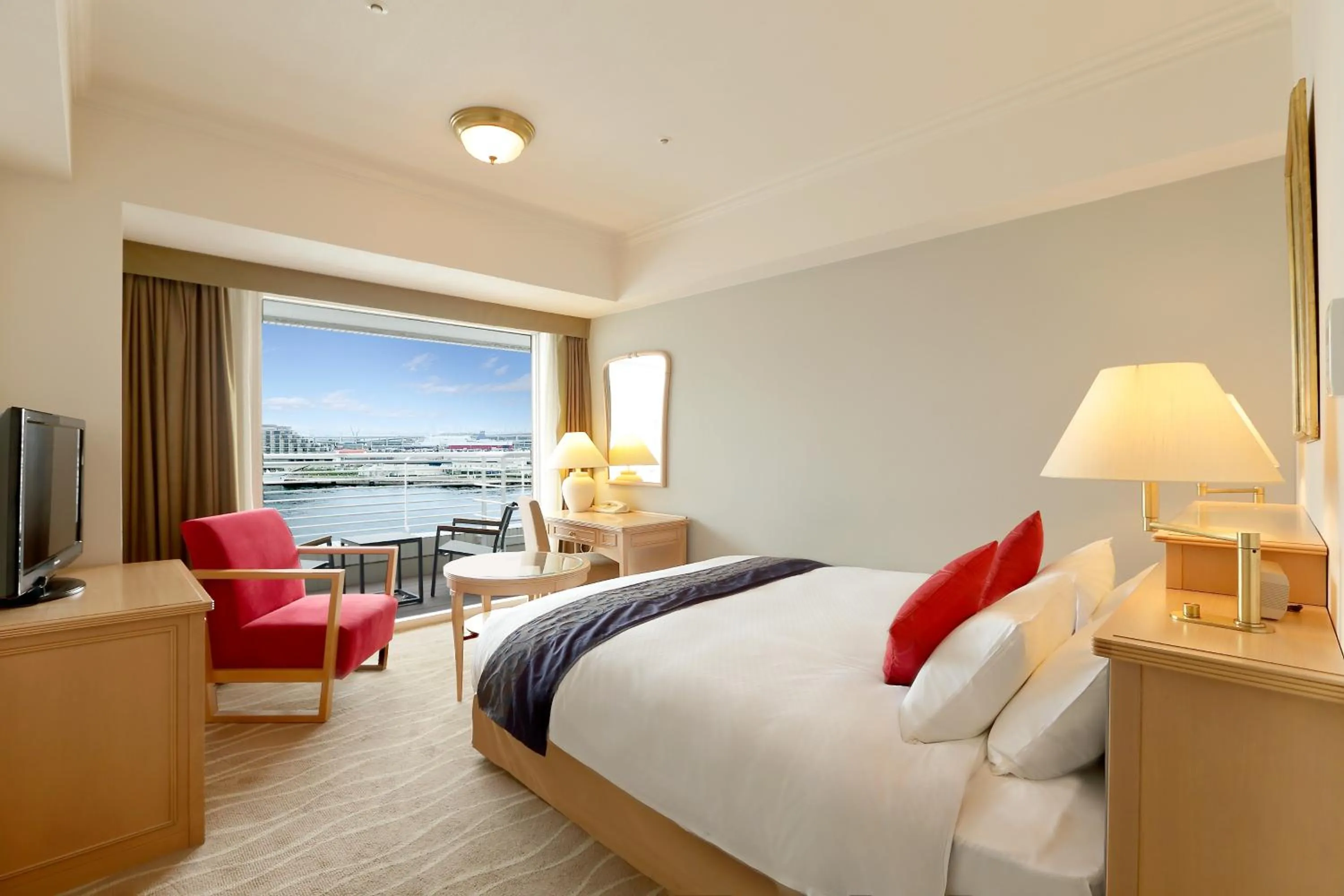 Photo of the whole room, Bed in Kobe Meriken Park Oriental Hotel